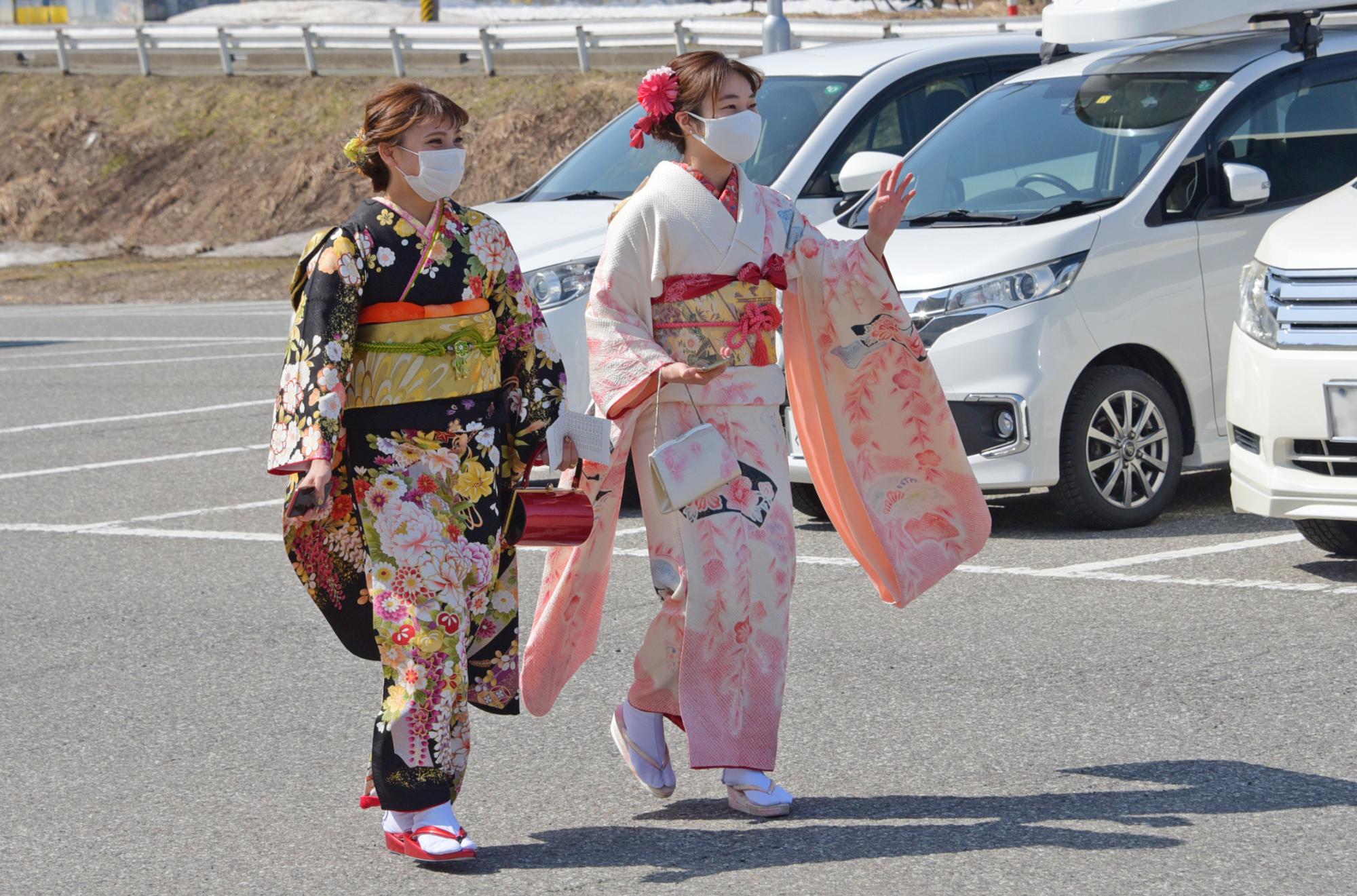 再開を喜ぶ新成人たち