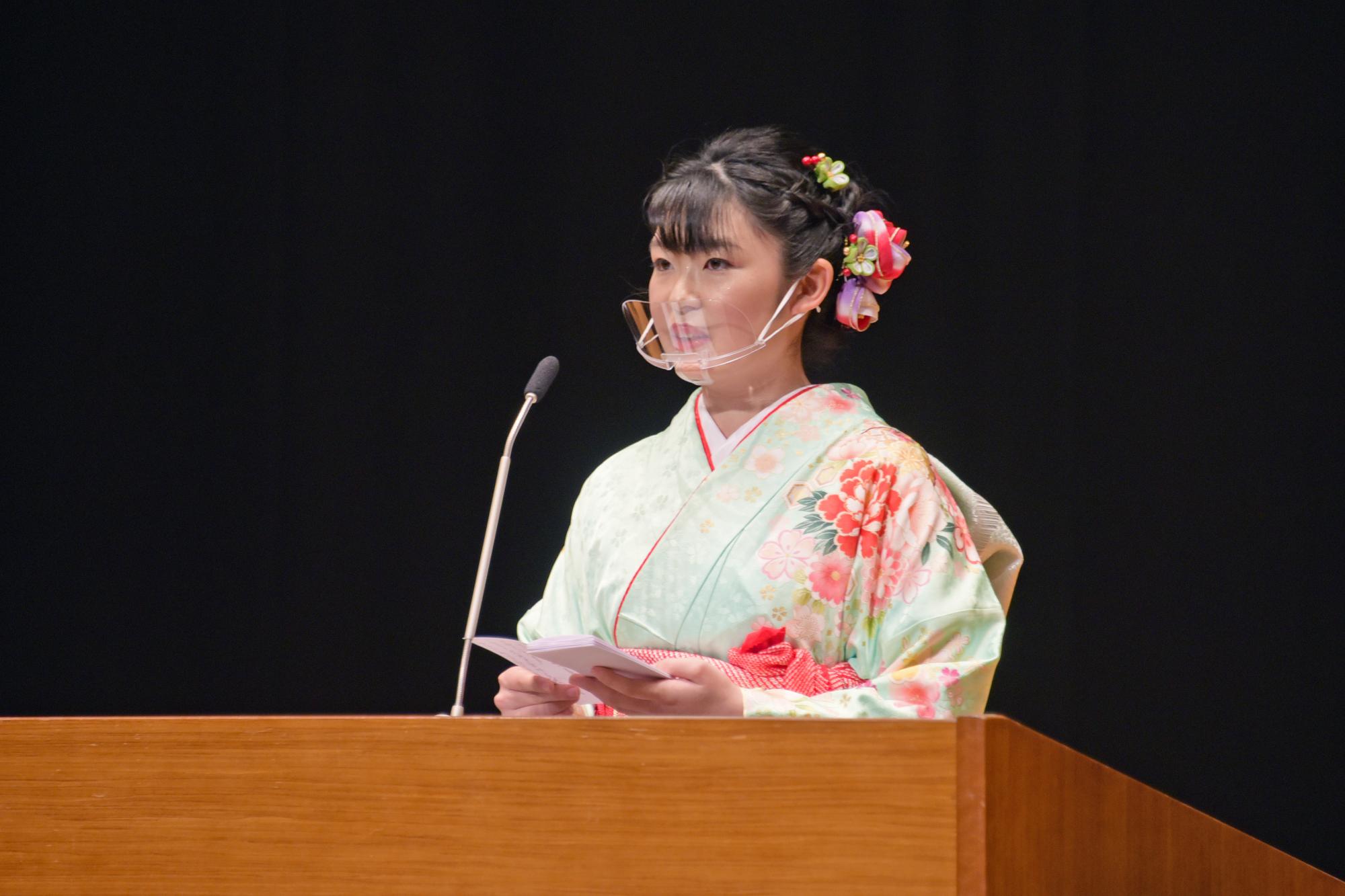 成人式実行委員長の菊地美桜さんによる「誓いのことば」