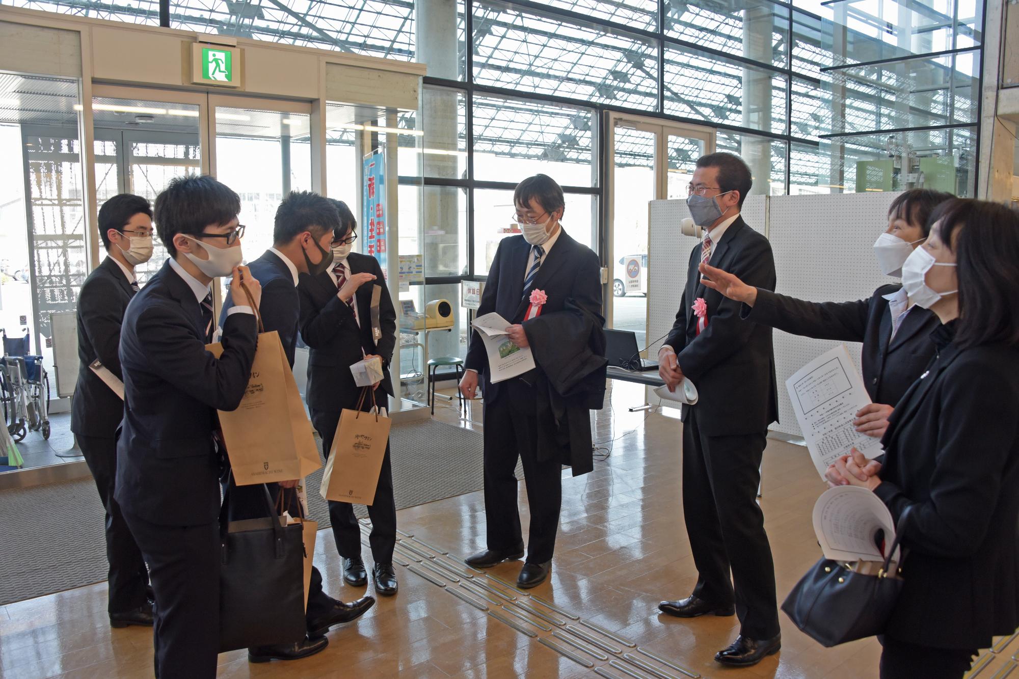 新成人と先生方の再会の様子