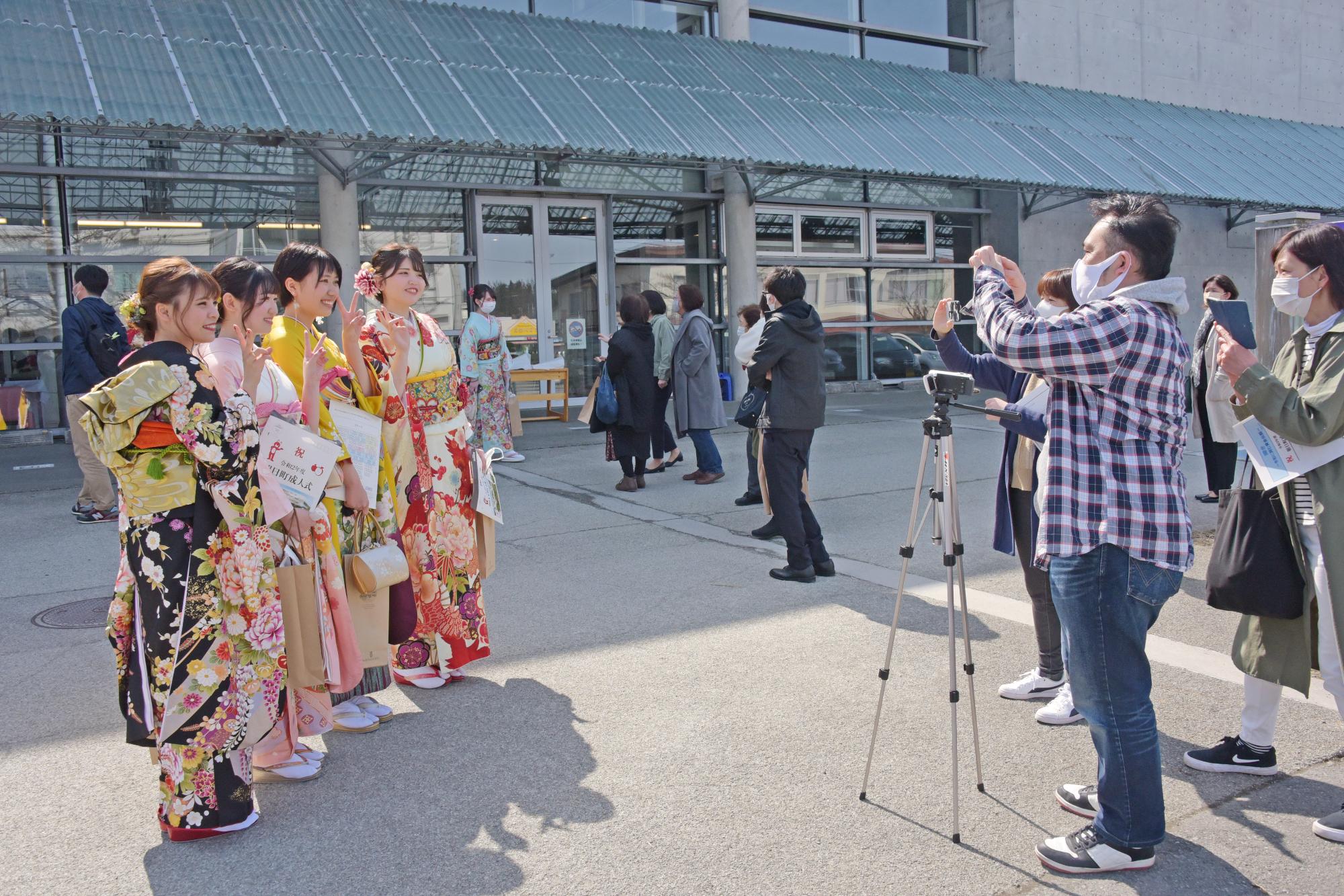 保護者たちによる記念写真