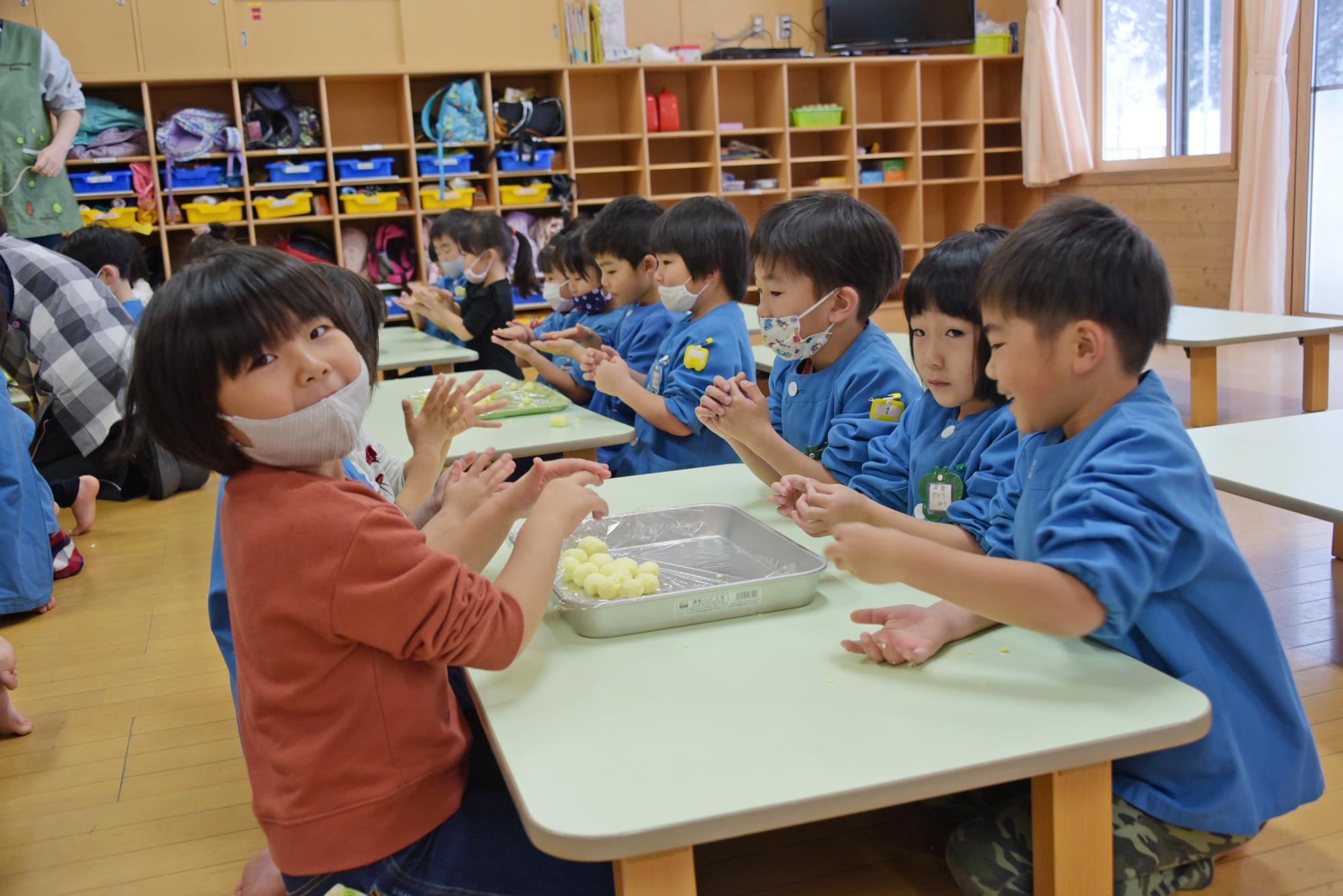 団子を丸める子どもたち
