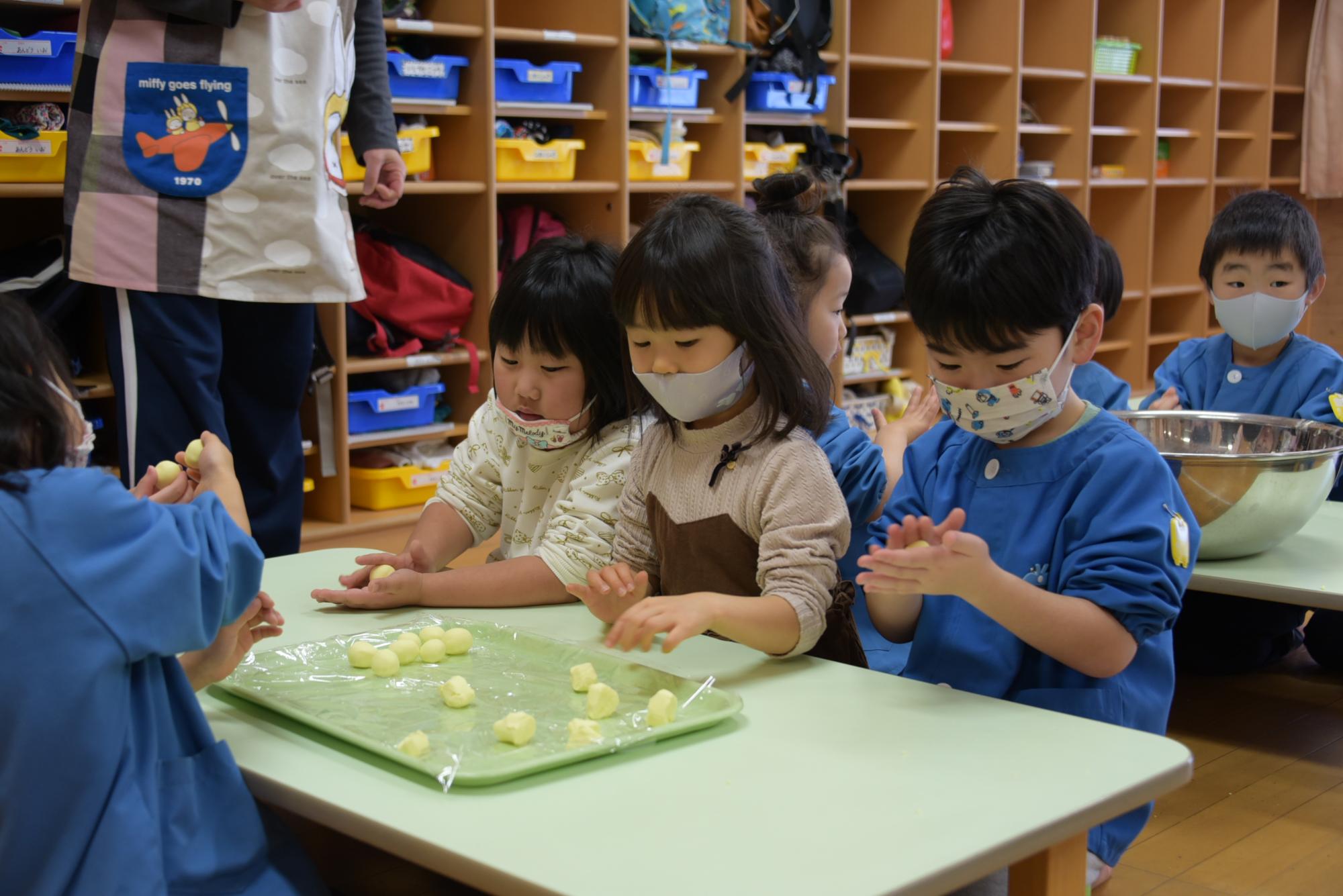 団子を丸める子どもたち