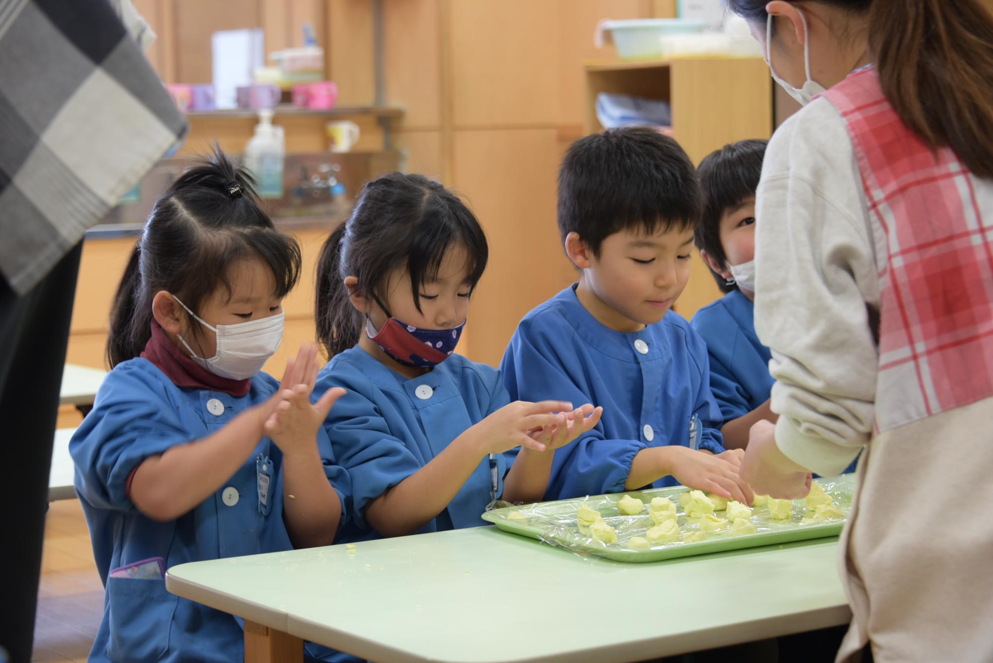 団子を丸める子どもたち