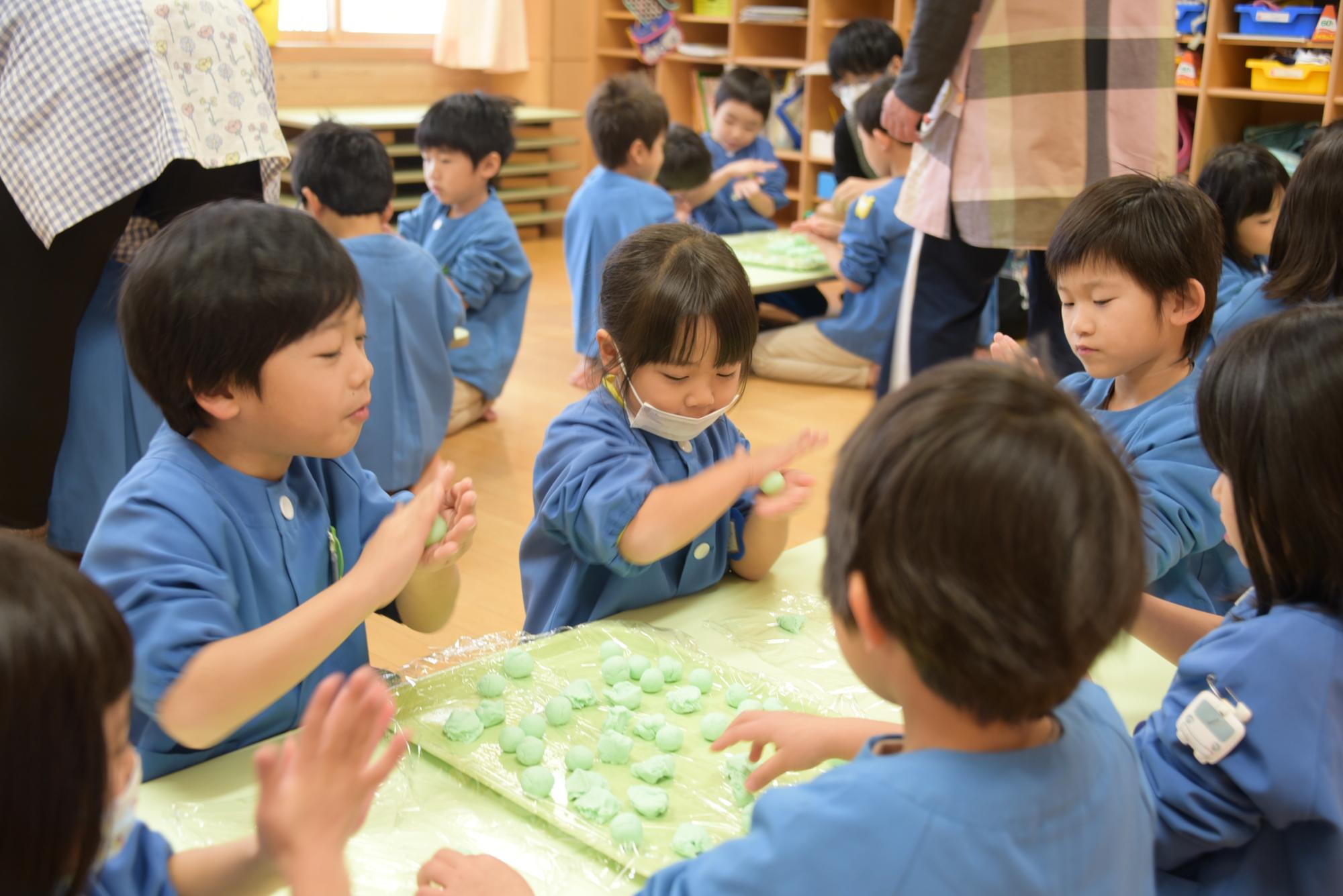 団子を丸める子どもたち