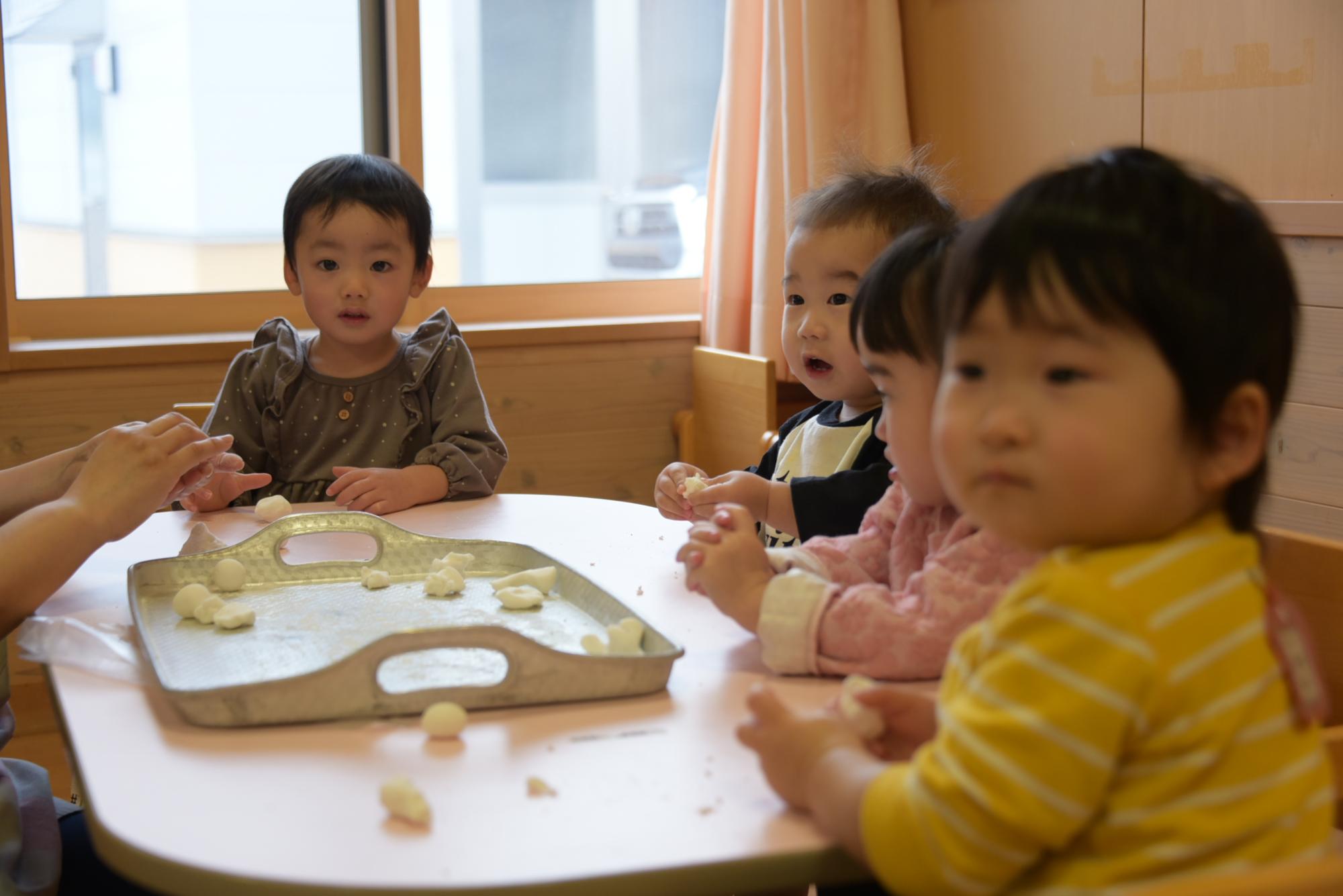 団子を丸める子どもたち