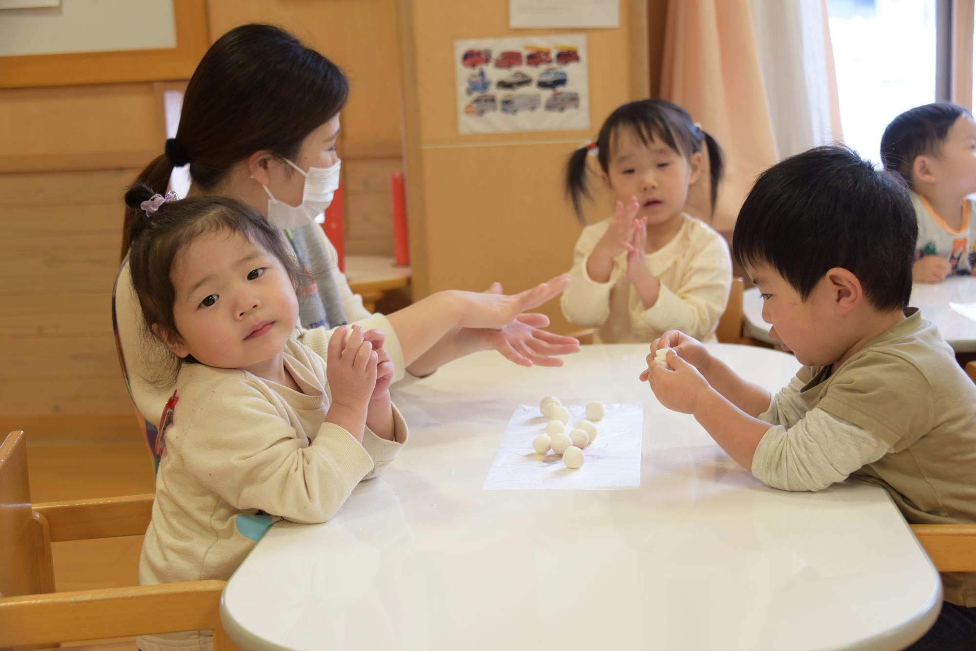 団子を丸める子どもたち