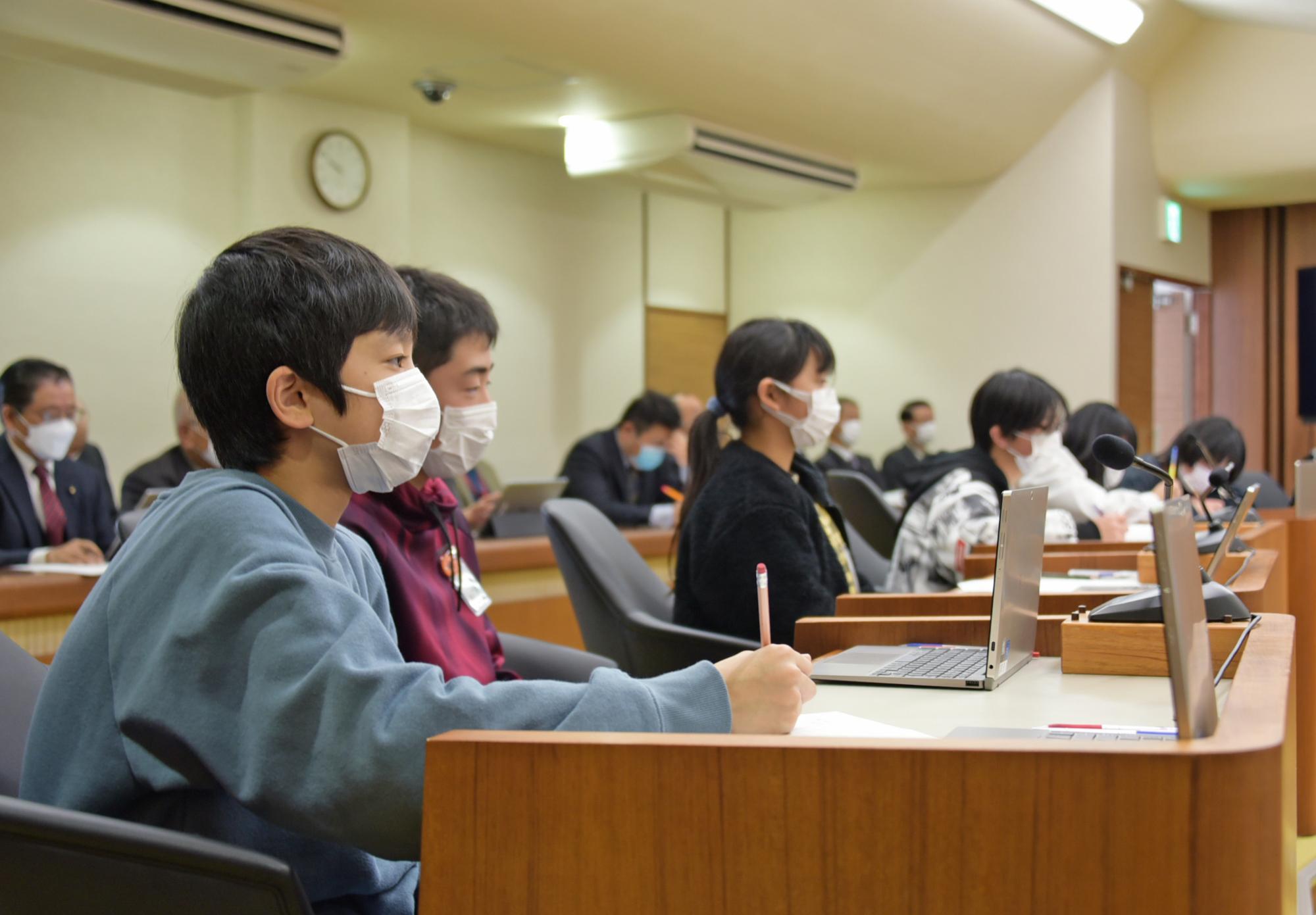 真剣な様子で答弁に耳を傾ける子ども議員