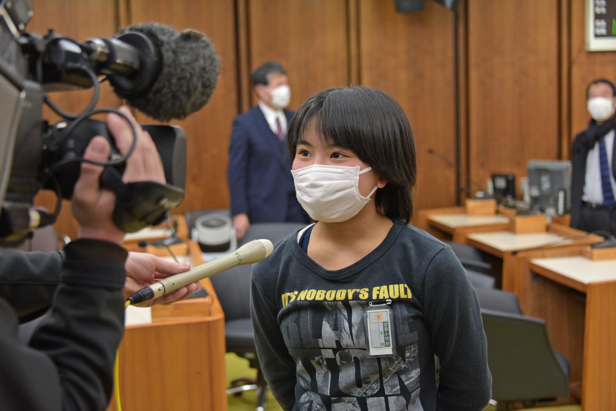 子ども議会閉会後にはテレビ局から取材を受ける子どもたち