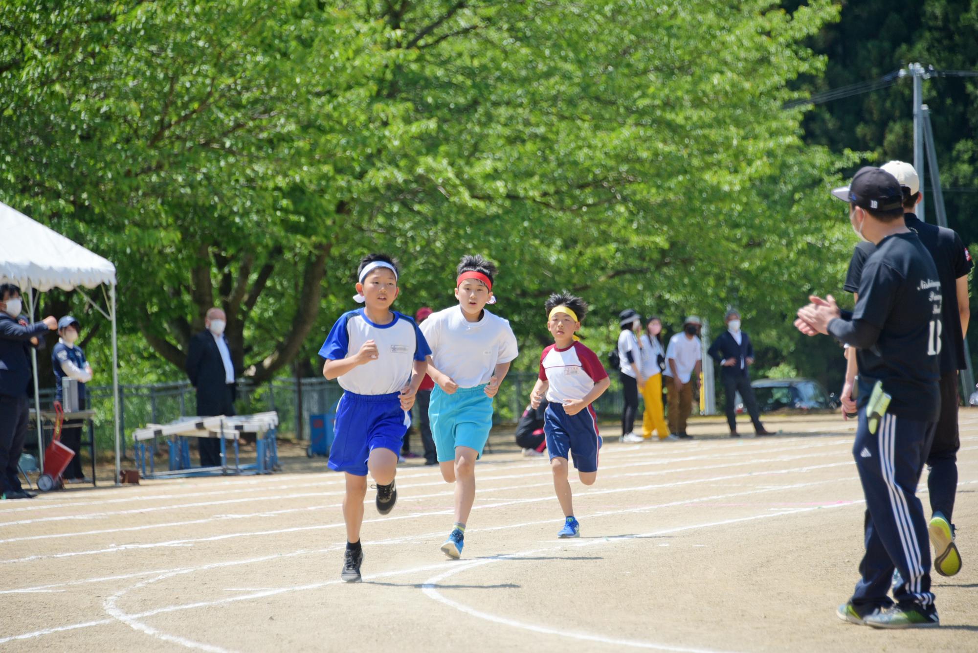 男子長距離走の様子