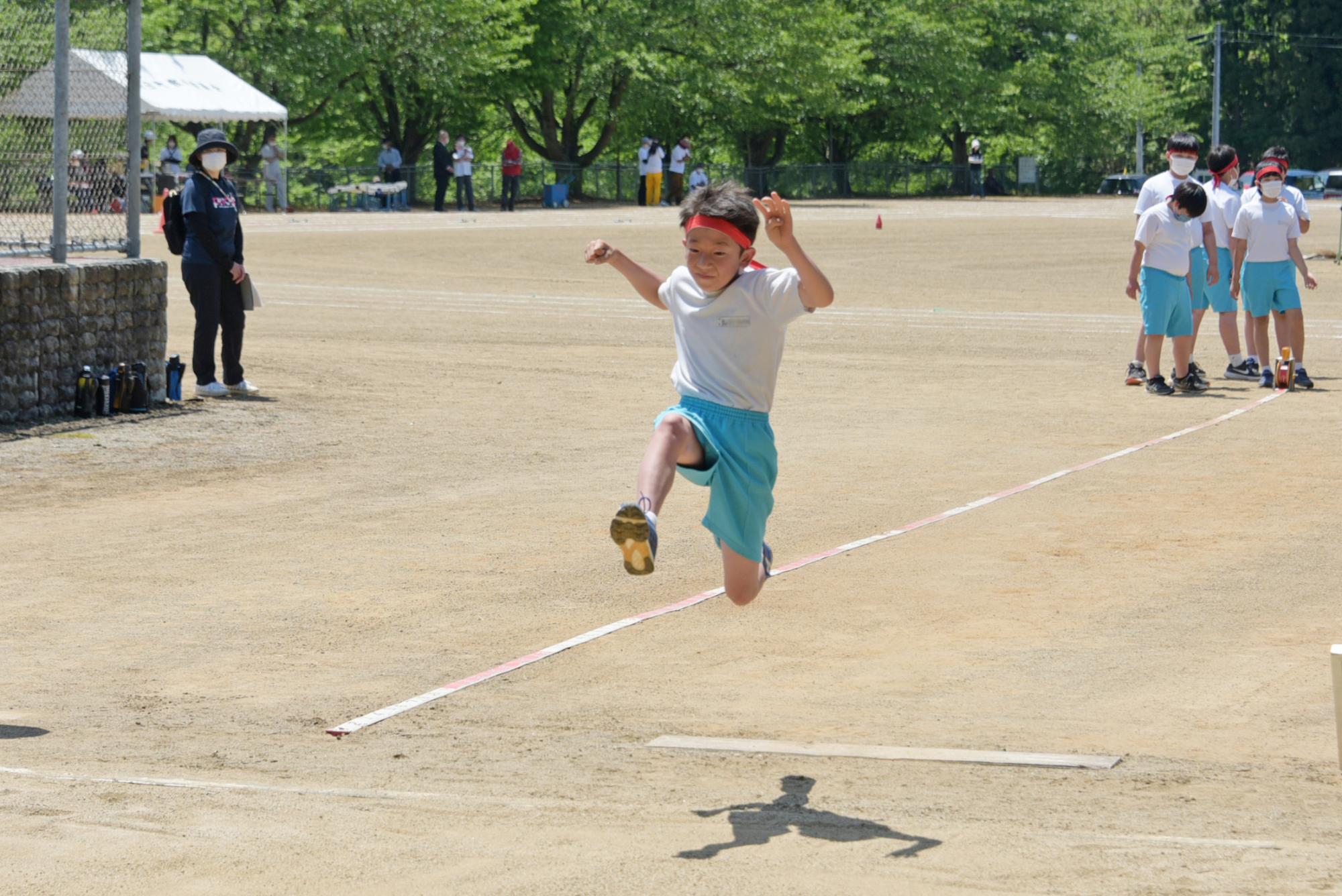 走り幅跳びの様子