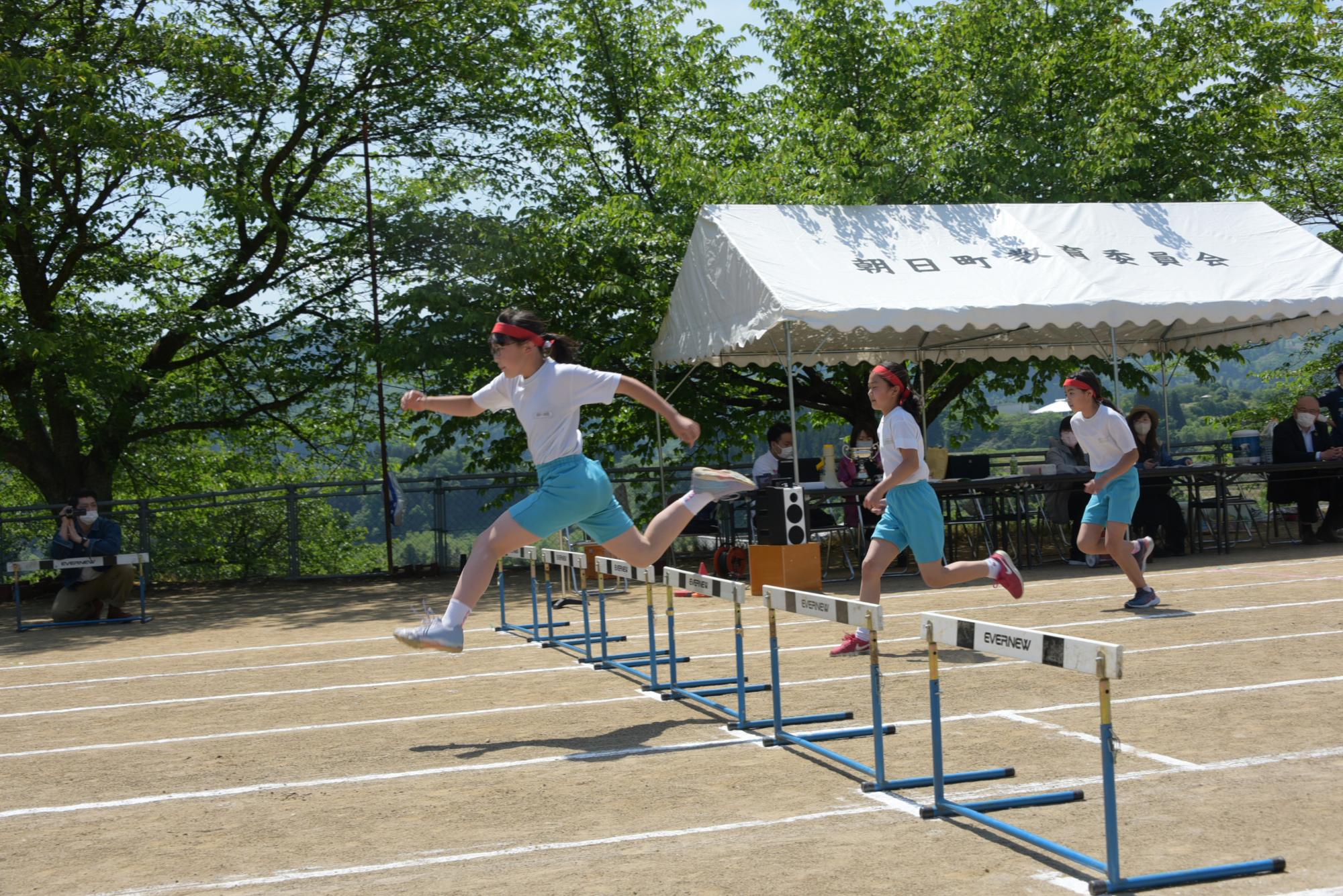 女子ハードル走の様子（真横から）