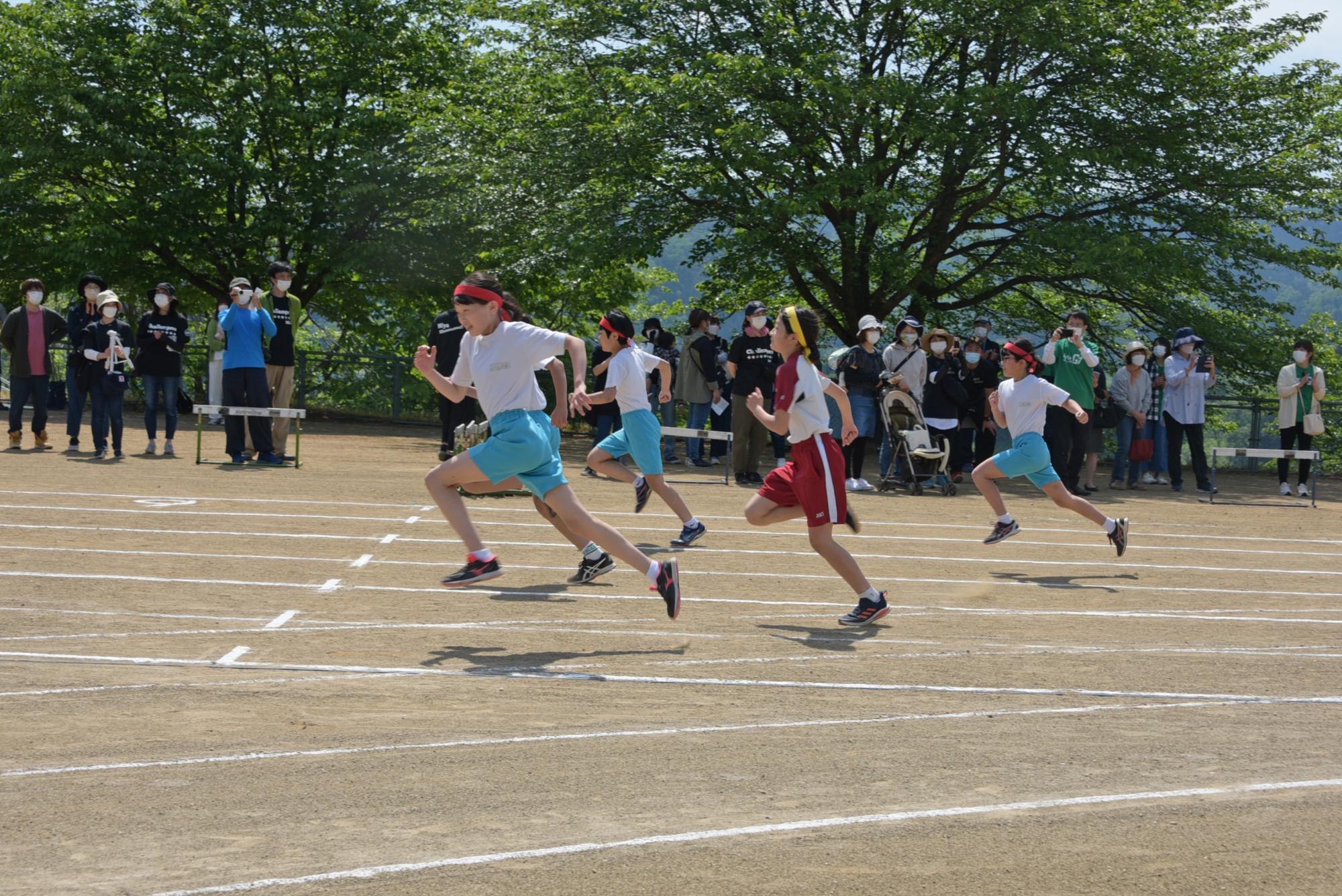 女子短距離走ゴールの瞬間