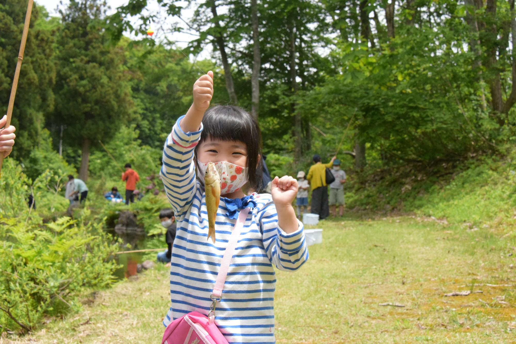 釣った魚を見せてくれる女の子