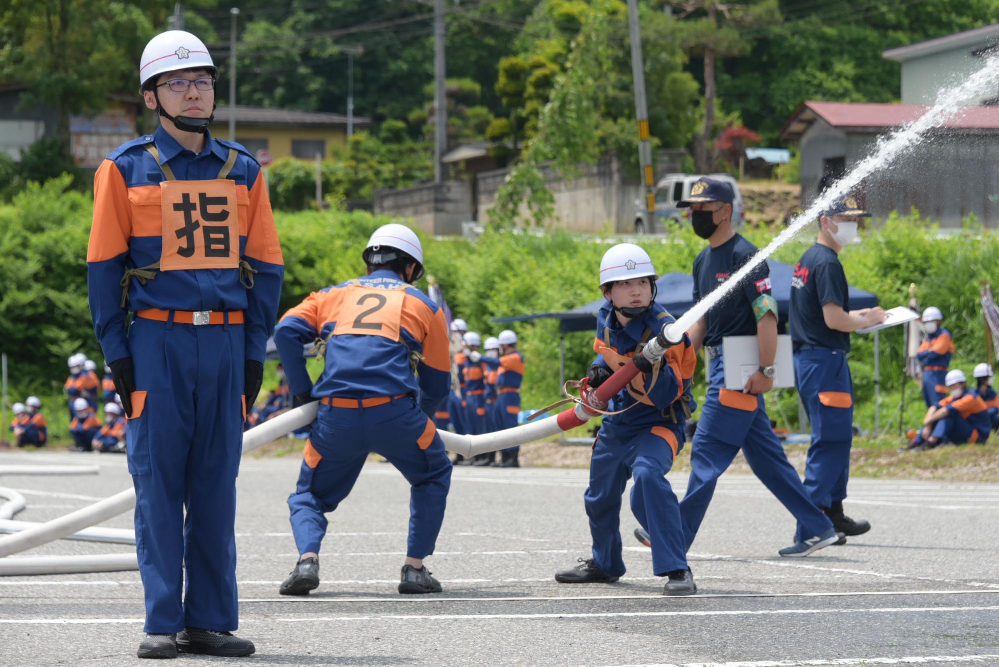 放水する消防団