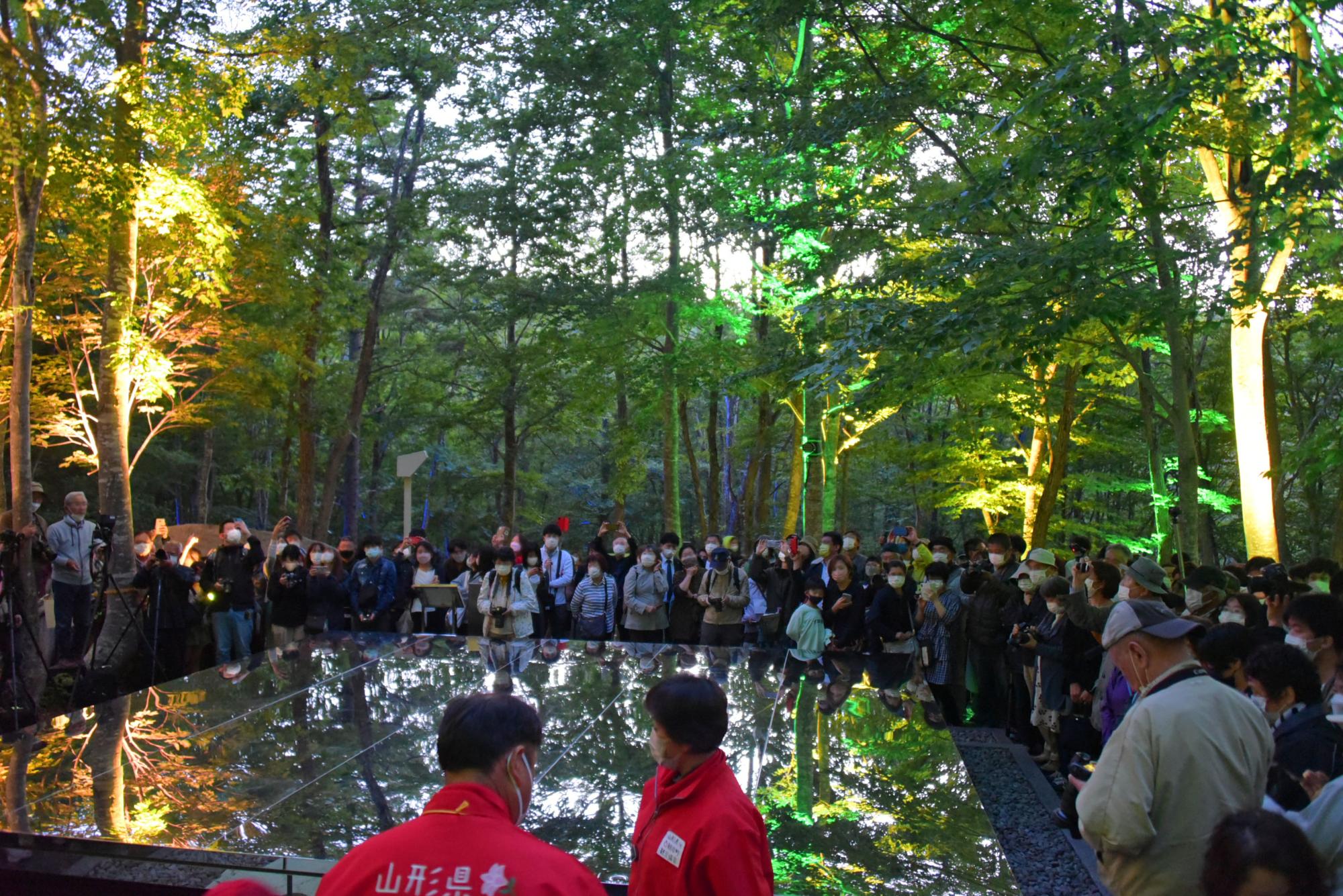 空気神社に集まった大勢の人