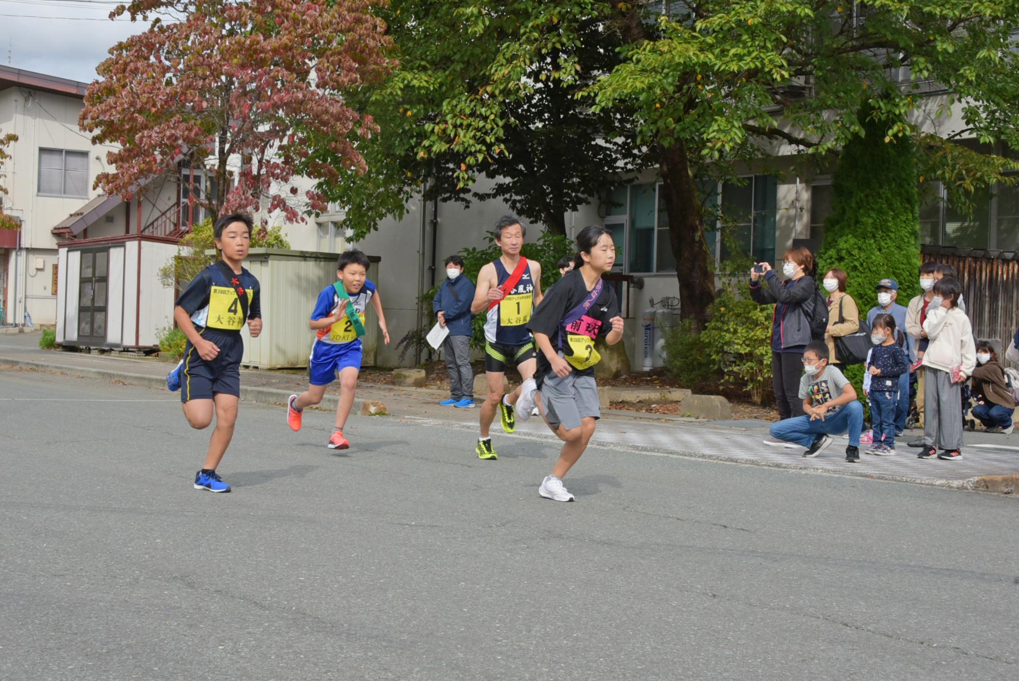 午前9時30分に一斉にスタートを切る1区の選手たちの写真