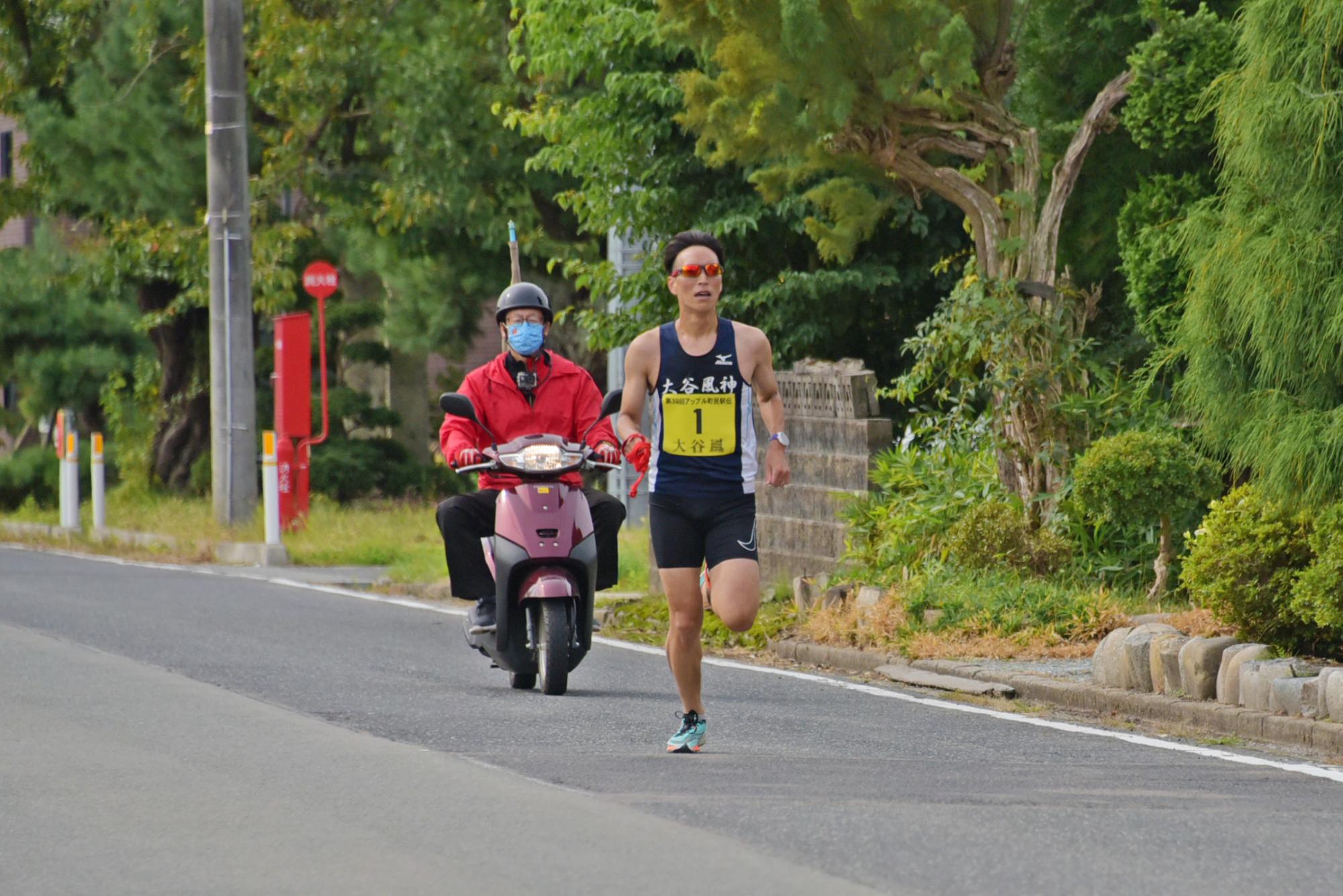 2区和合荘前の道路を走る選手