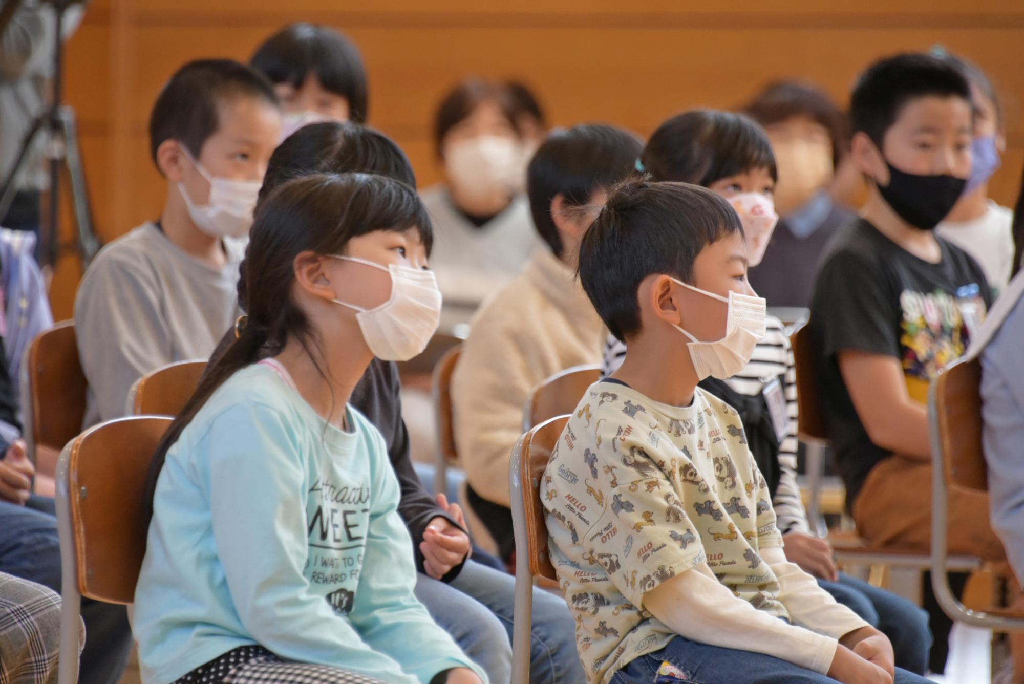 音に合わせて体を揺らす子どもたち