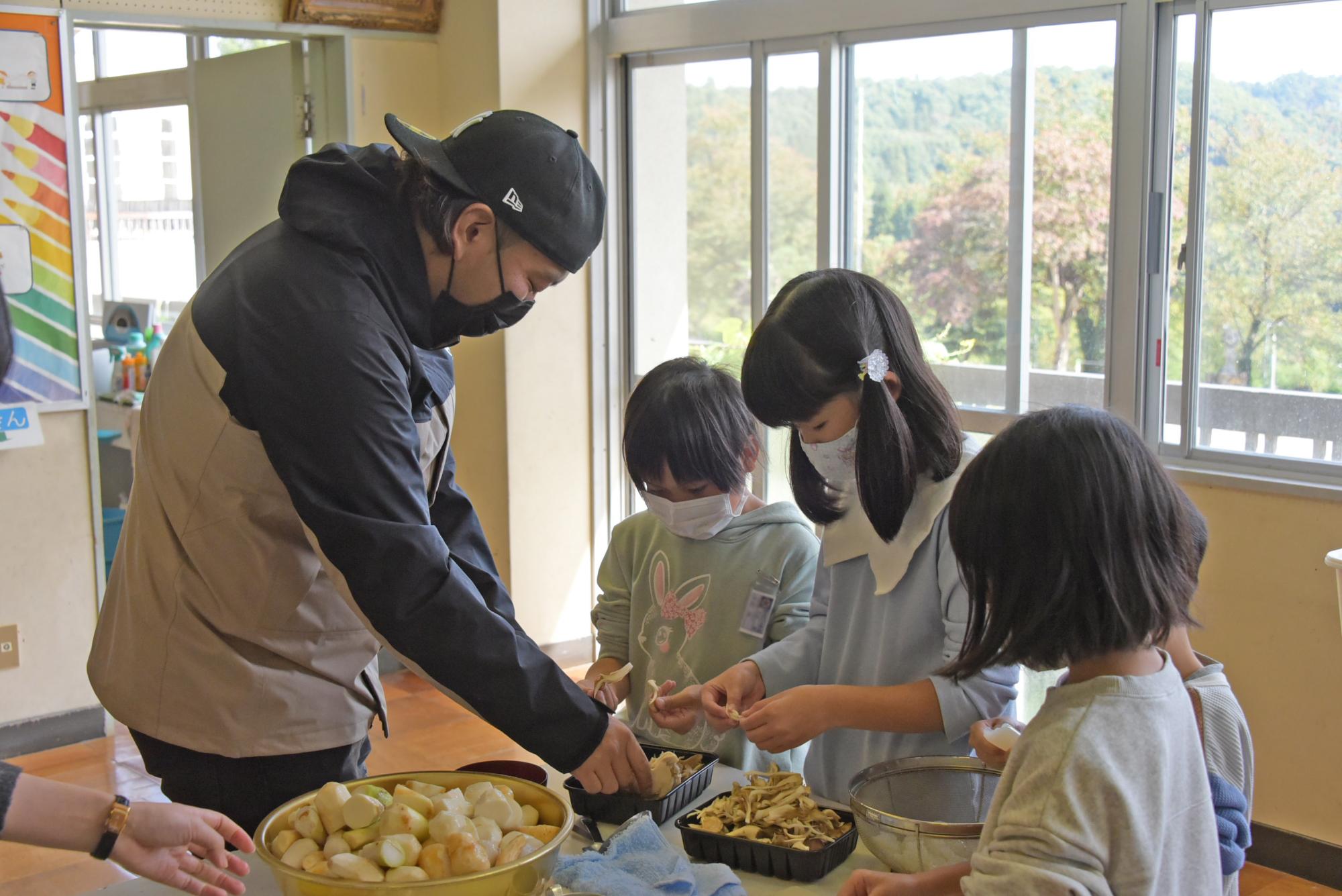 子どもたちと共に芋煮を作る竜馬さん