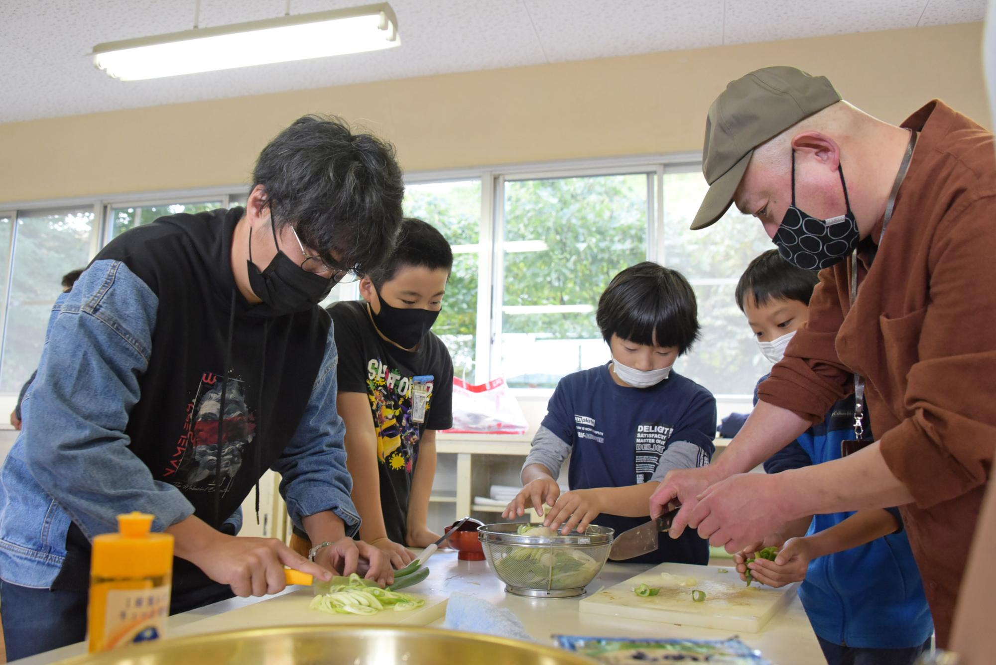 芋煮の具材を切る真島さんと実行委員長の樋口さん