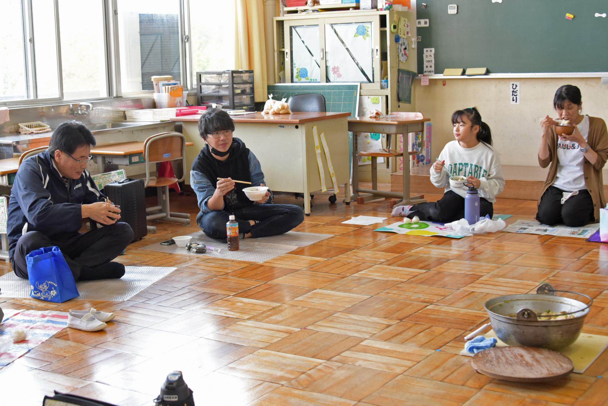 芋煮会を通して子どもたちと交流する真島さん