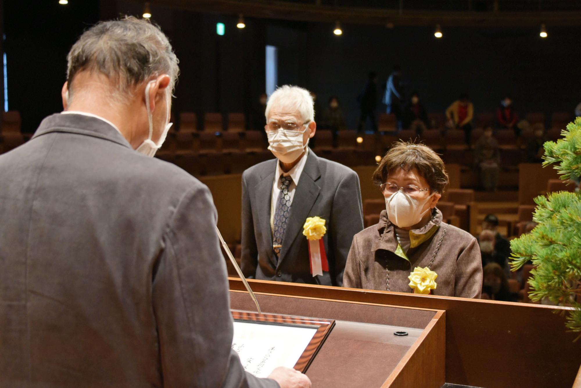 あさひ芸術文化奨励賞を受賞した安藤光永さん、堀勇さんの写真