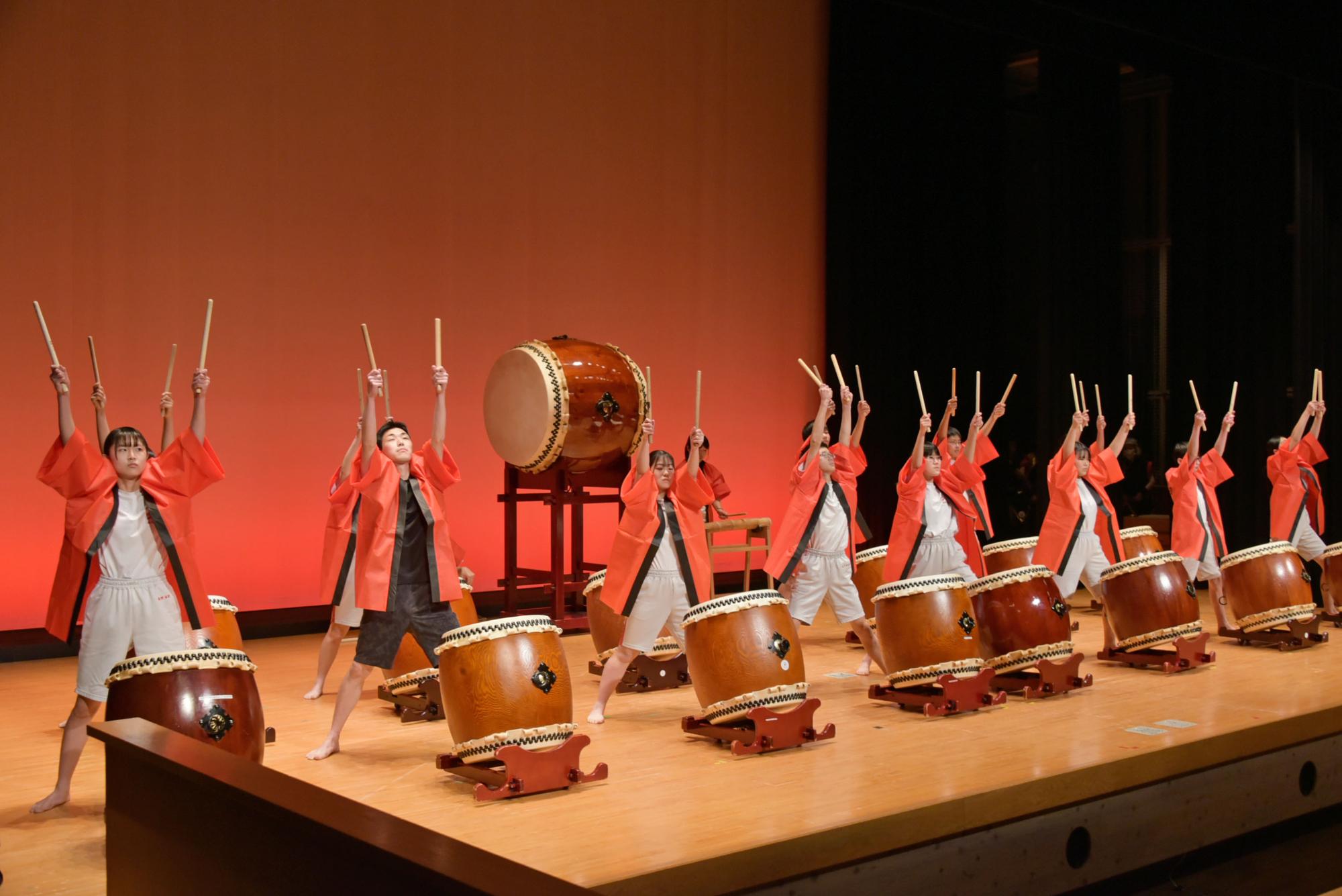 中学生による「送橋神明こぶし太鼓」の演奏