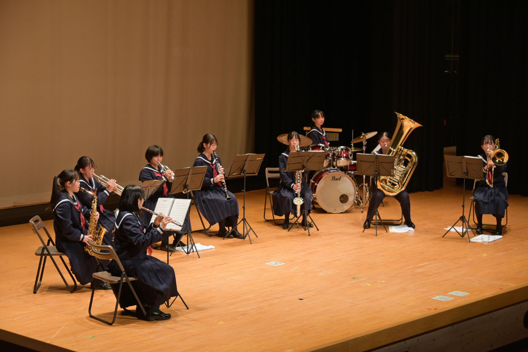 朝日中学校の吹奏楽部の生徒たちの演奏