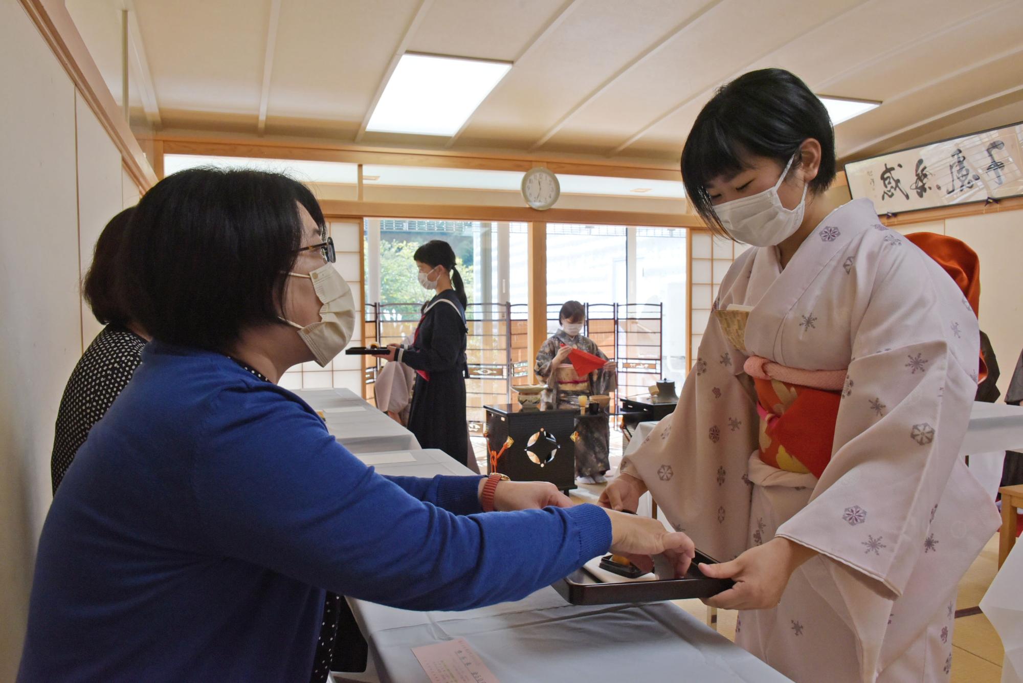 「交代の会」により和室で開催されているお茶会