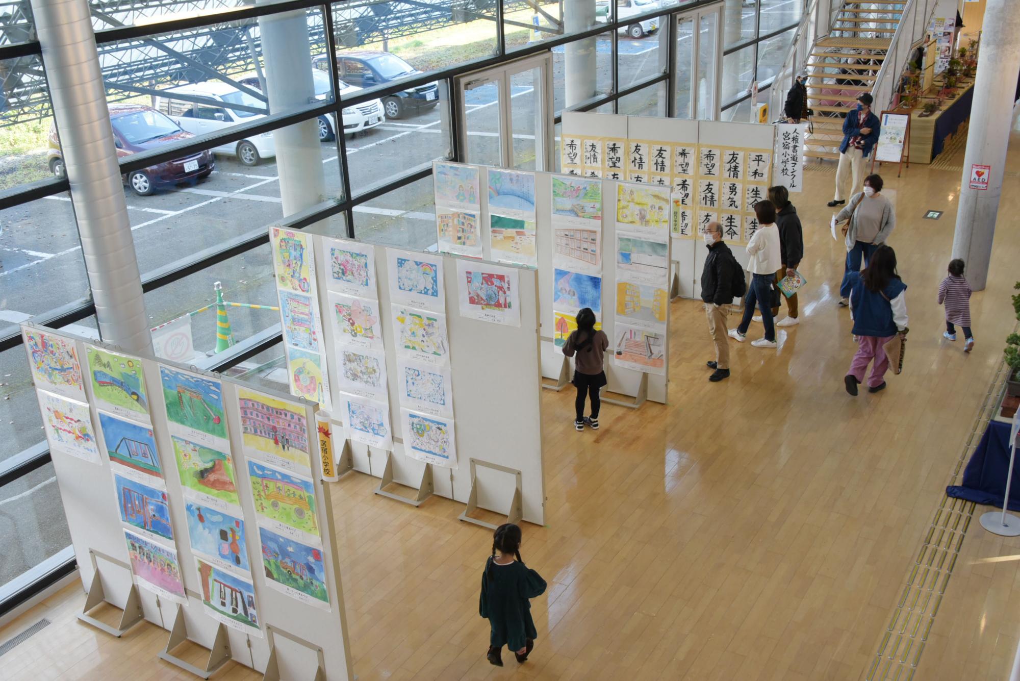 あさひ保育園児（中部地区）、宮宿小学校児童、朝日中学校生徒の作品展示