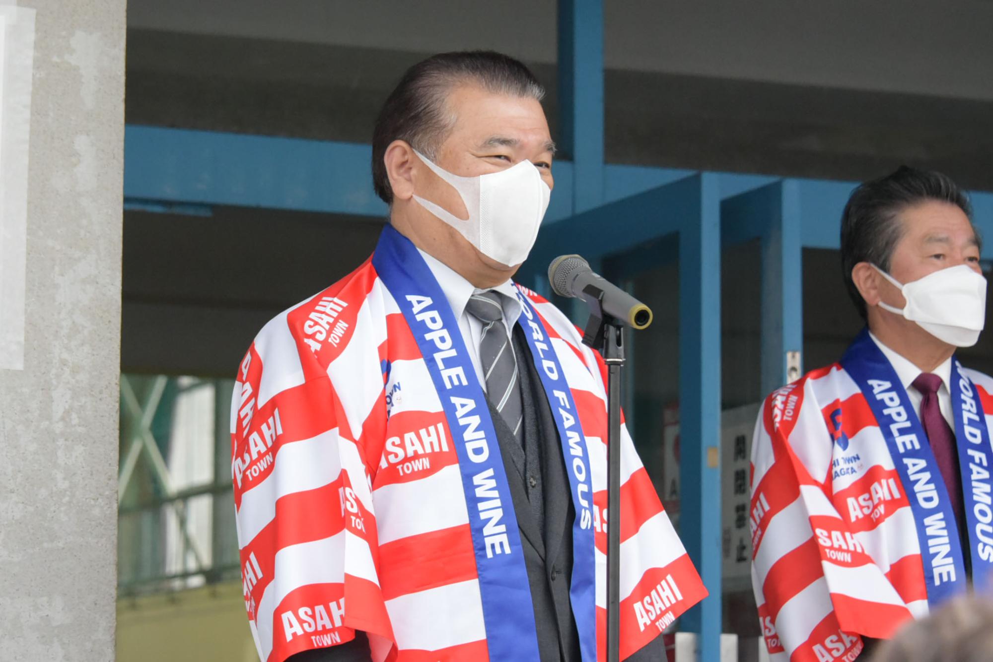 あいさつする鈴木浩幸町長