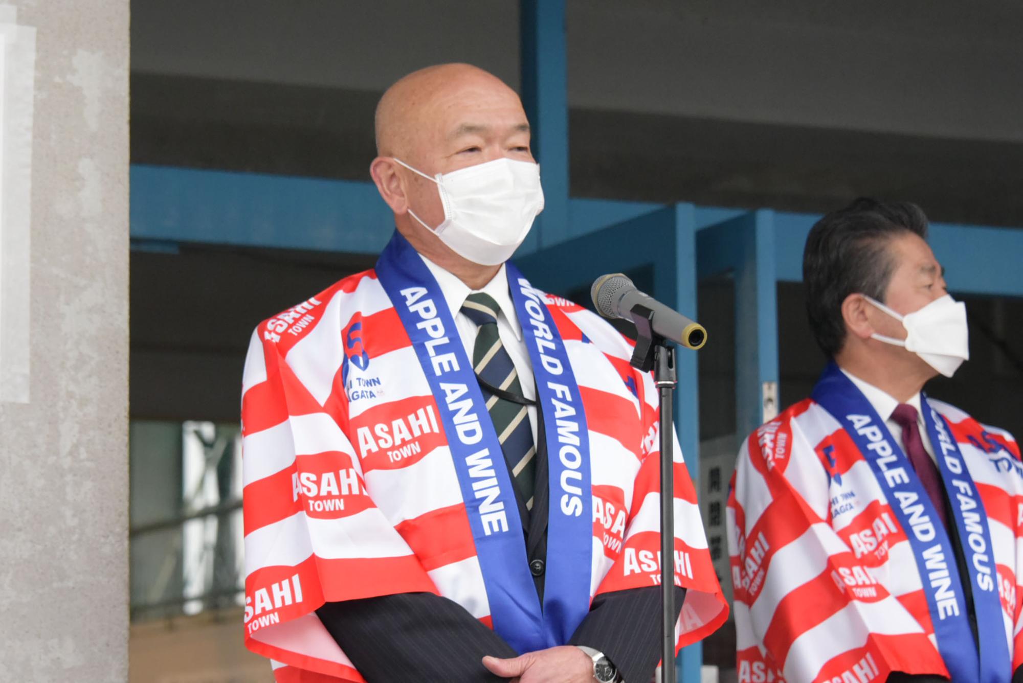 まつり実行委員長の浅岡清次郎朝日町商工会会長