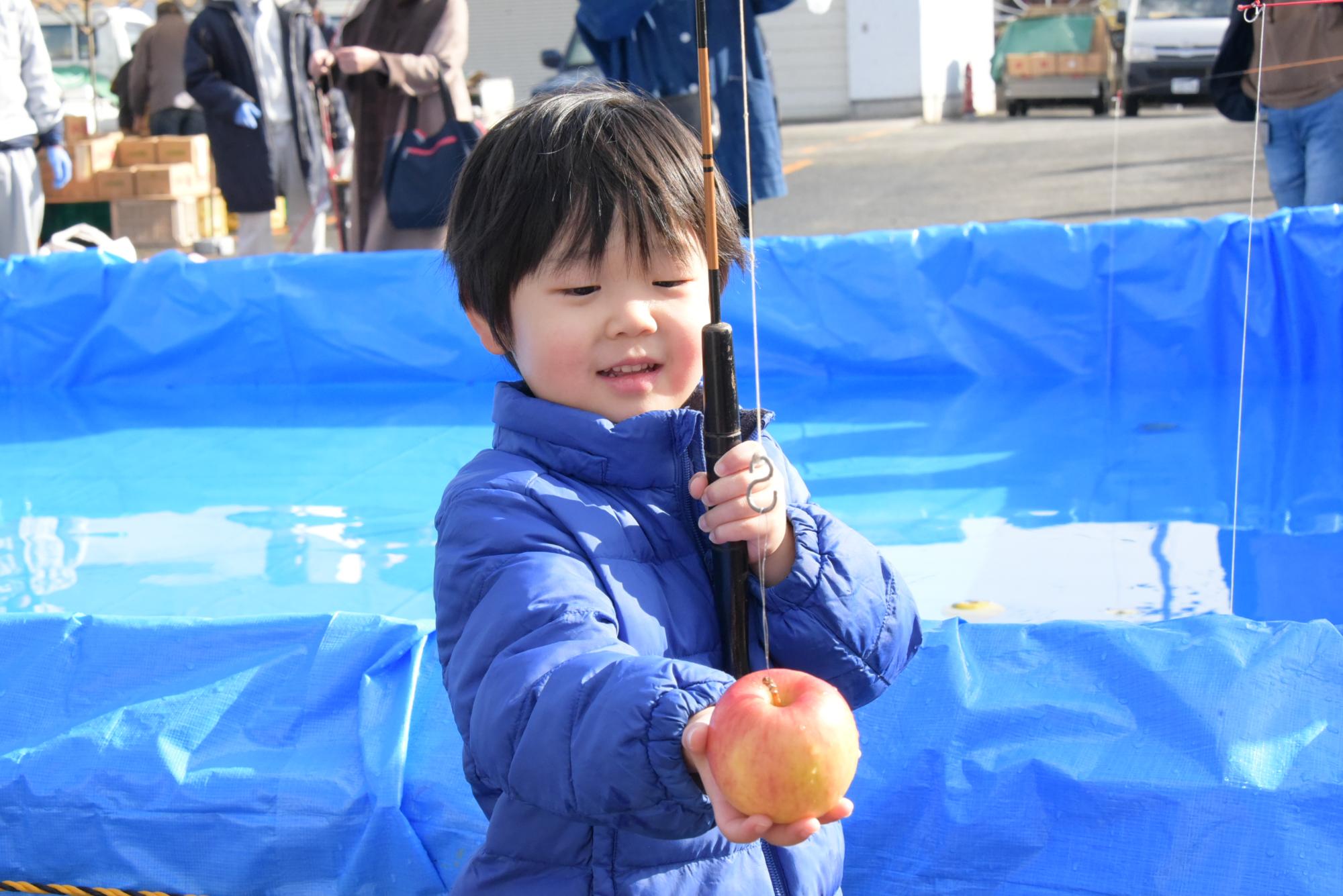 リンゴを釣った男の子