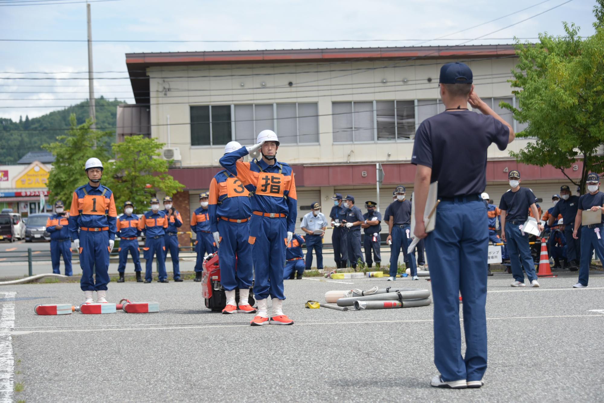 自動車ポンプ操法の様子