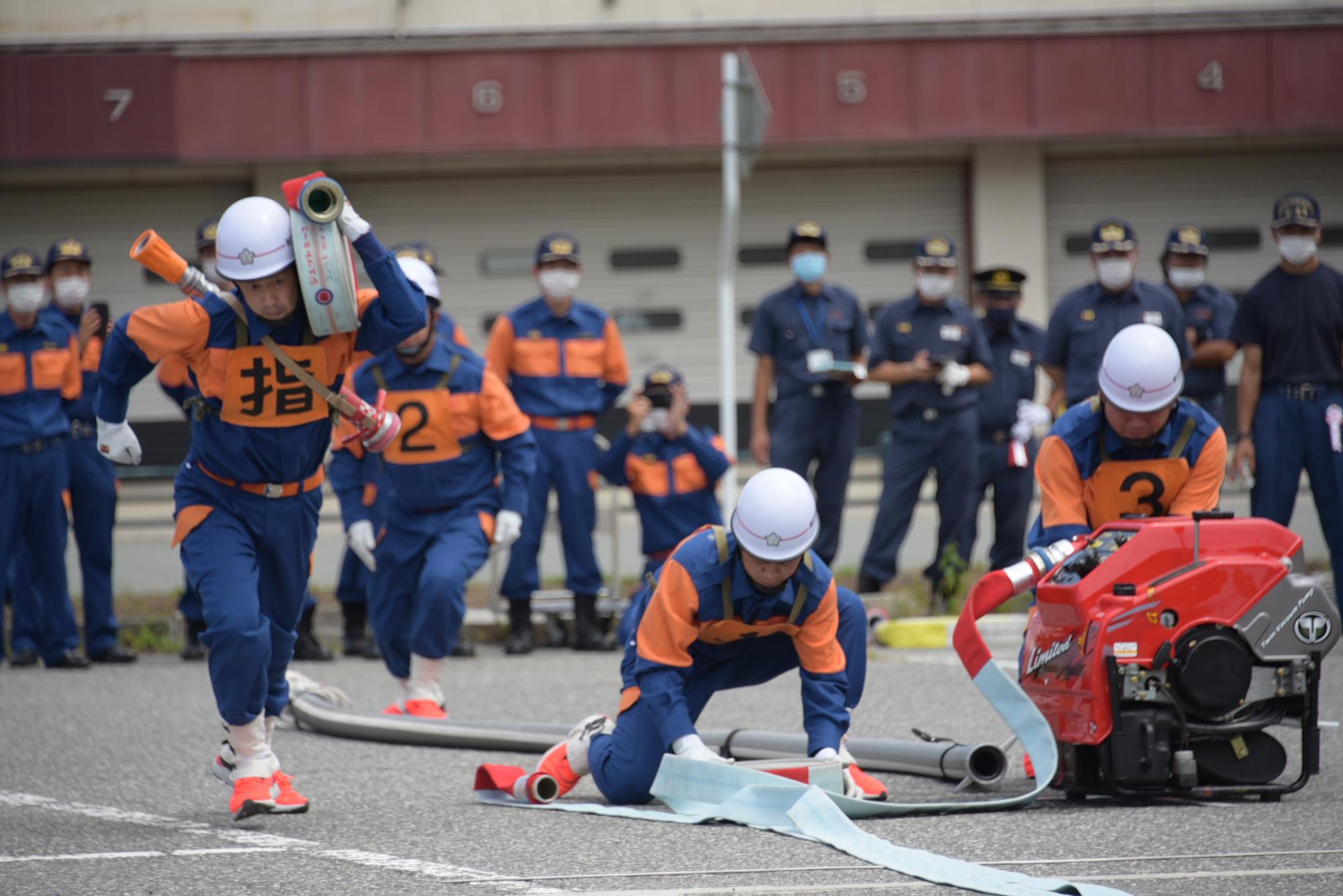 小型ポンプ操法の様子