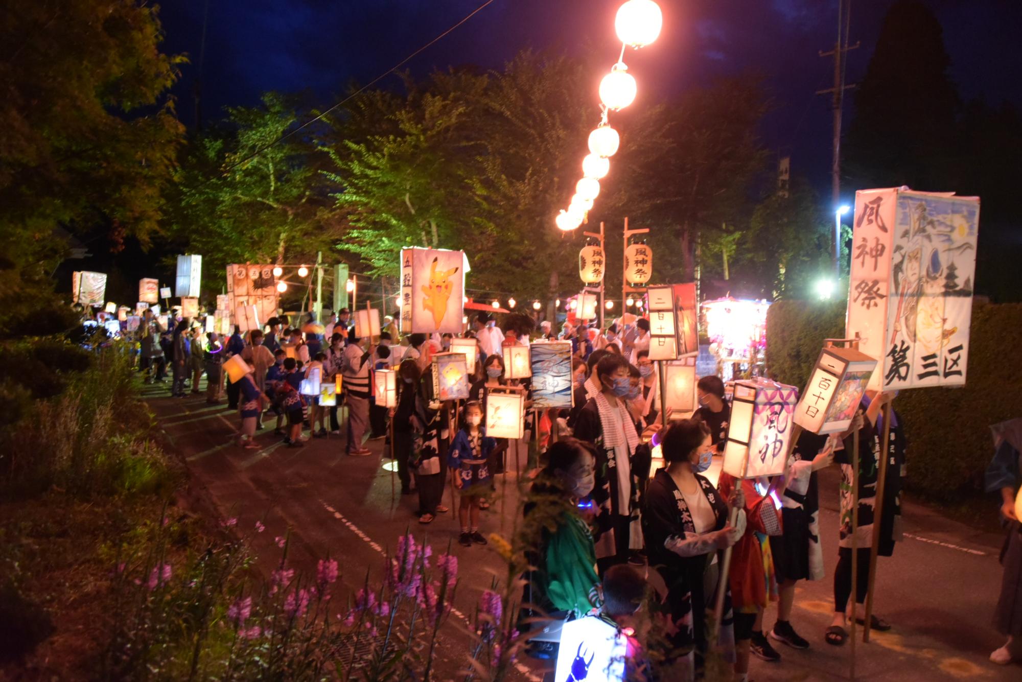 出発開始を待つ田楽提灯行列