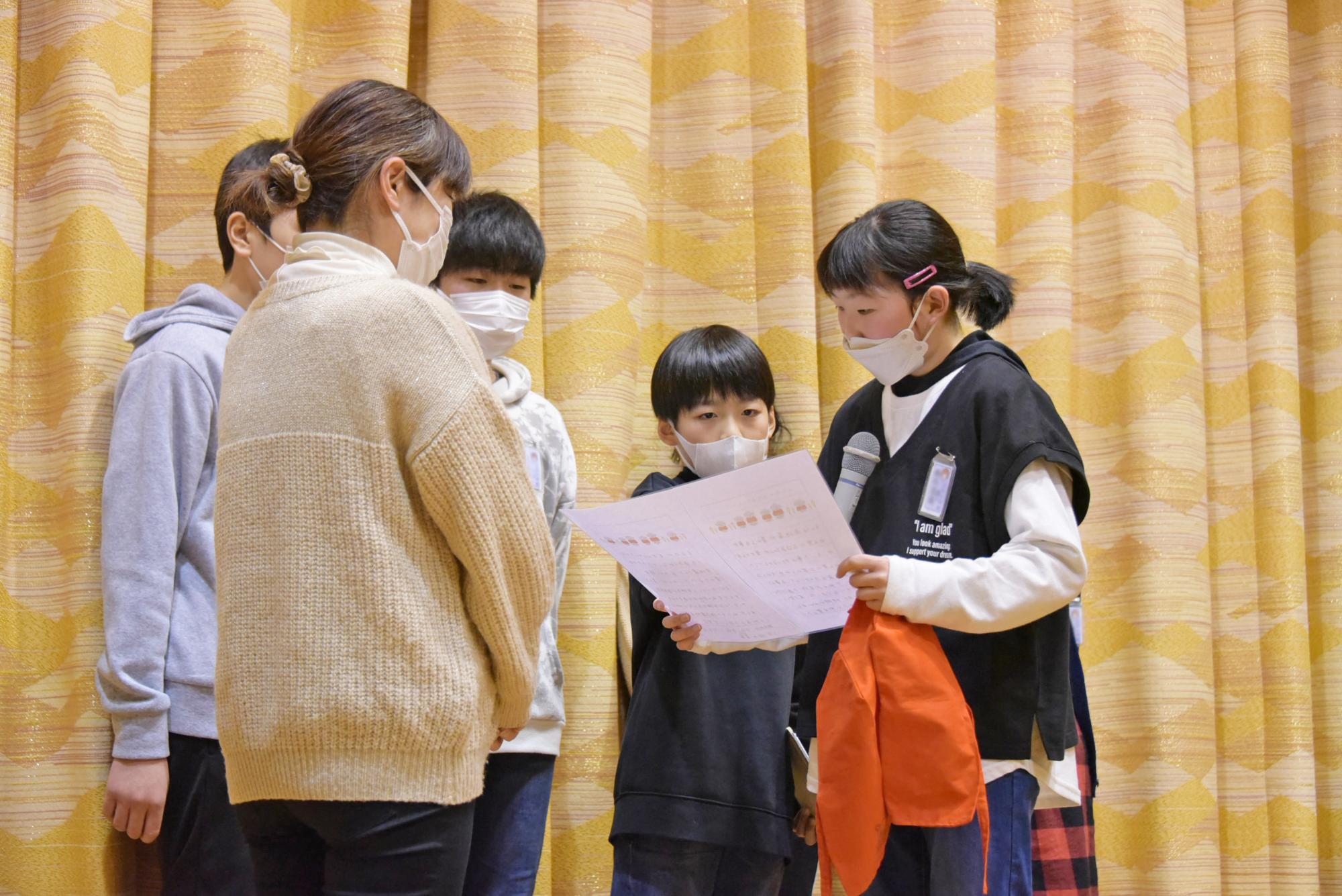 赤地蔵の衣装の贈呈