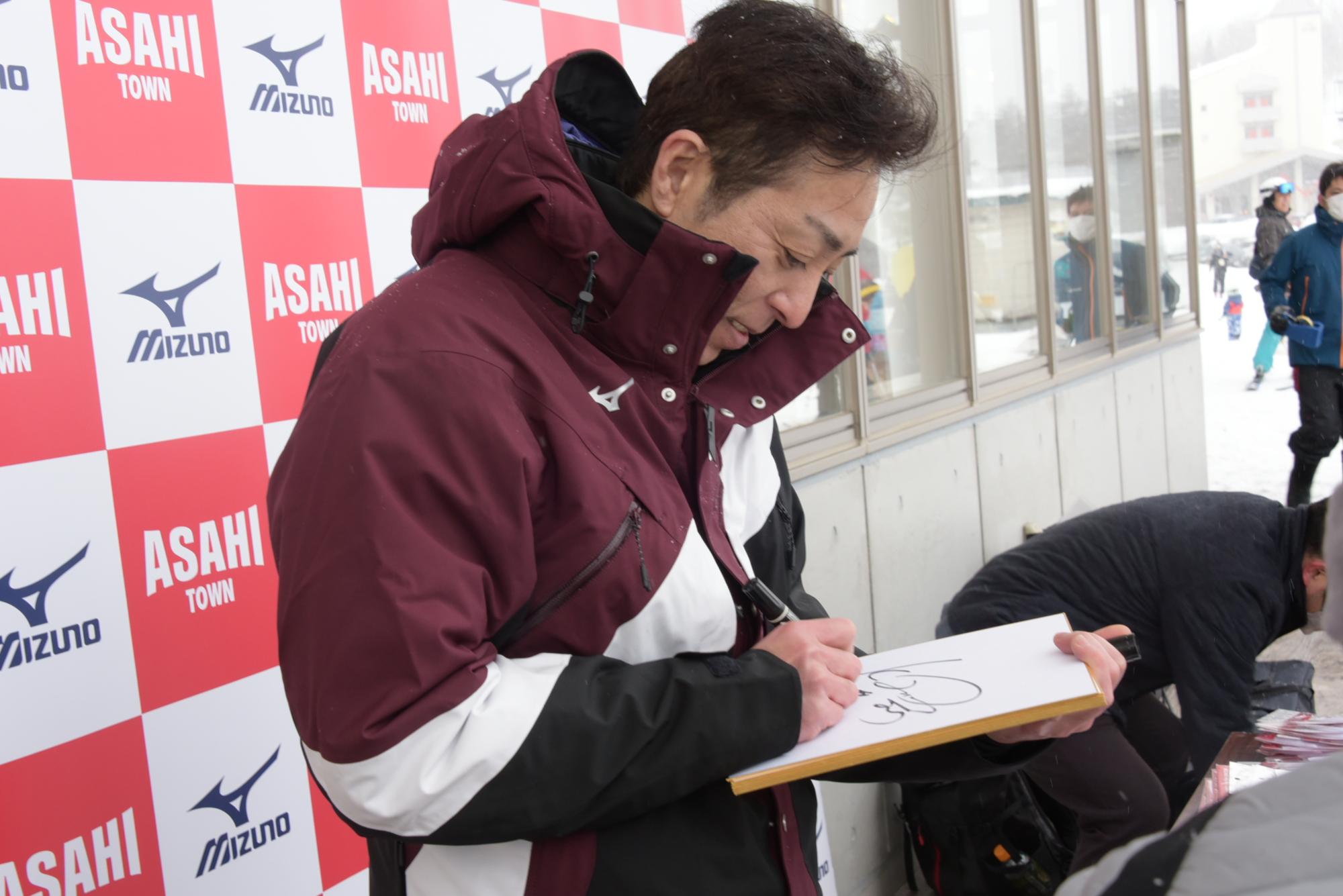 サインする船木氏