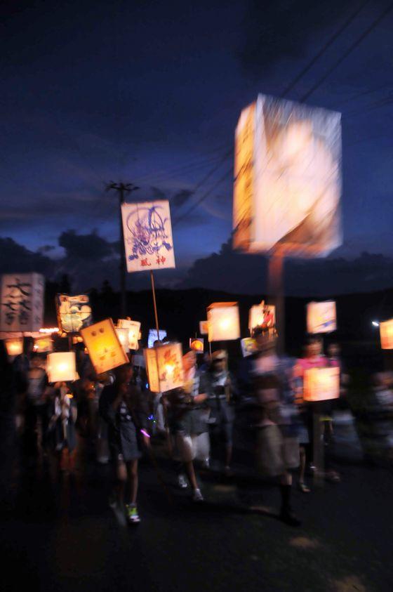 白山神社を出発する行列の写真