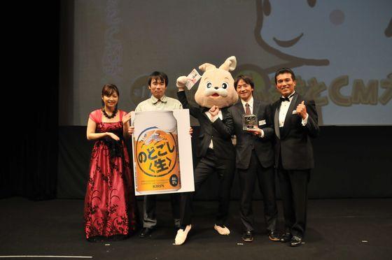 八波さん、YTSの熊谷瞳アナウンサーと記念撮影をする写真