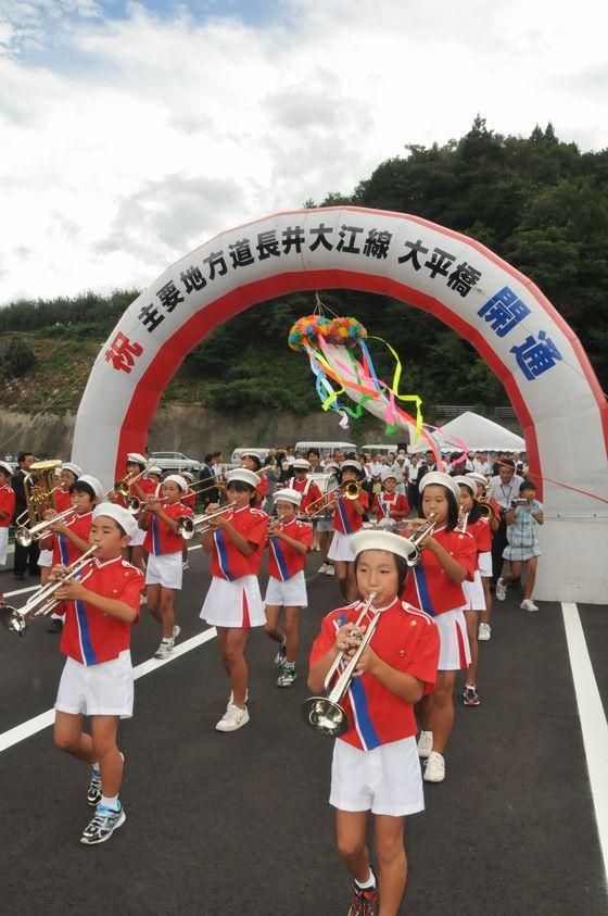西五百川小児童によるマーチングバンドの写真