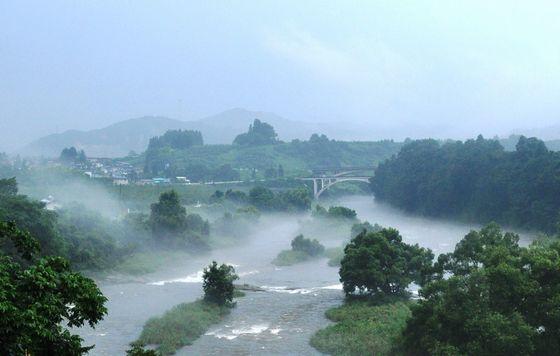 霧に覆われた幽玄的な最上川の写真