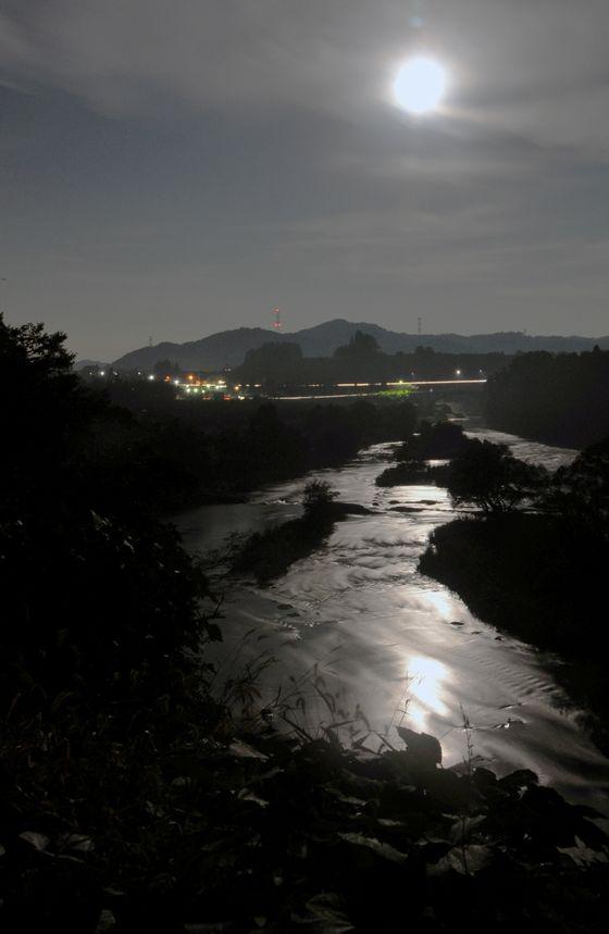 月に照らされ輝く最上川の写真