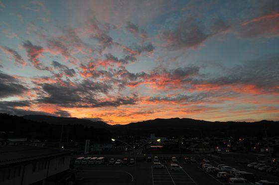 役場庁舎屋上より撮影された夕焼けのうろこ雲の写真