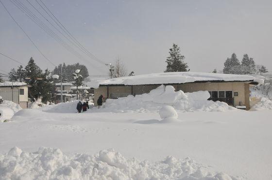 公民館の雪下ろし作業の様子の写真