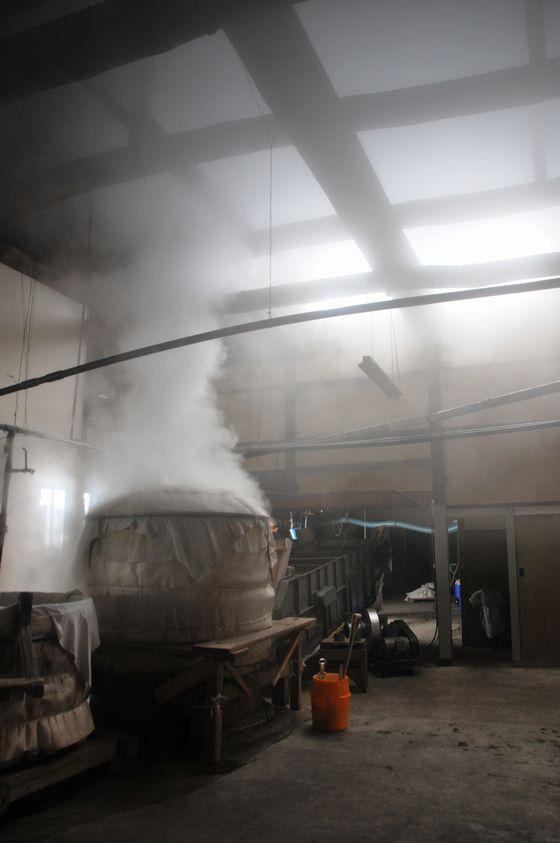 米を蒸している釜の写真