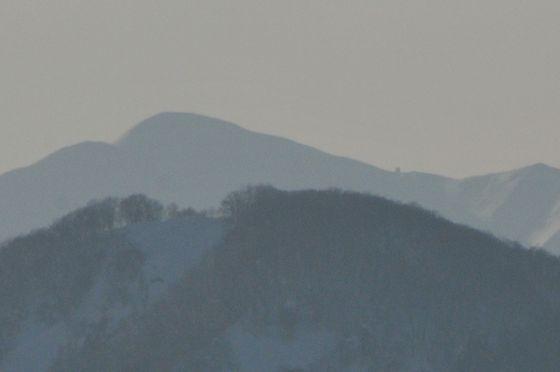 遠くに大朝日岳の山小屋が見える写真
