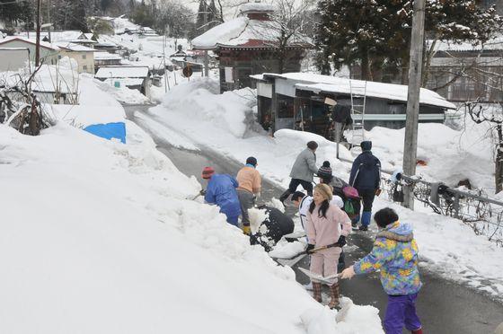 雪かき作業を開始する様子の写真