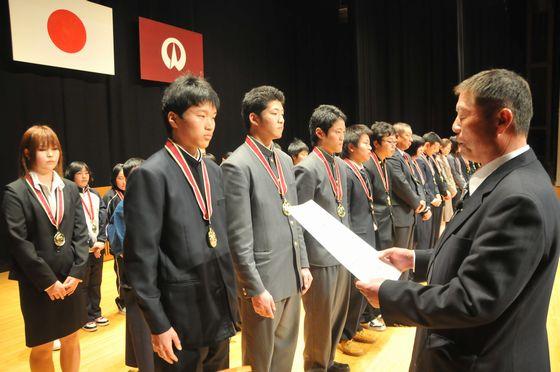 花山忠夫町体育協会長より賞状とメダル等が授与されている写真