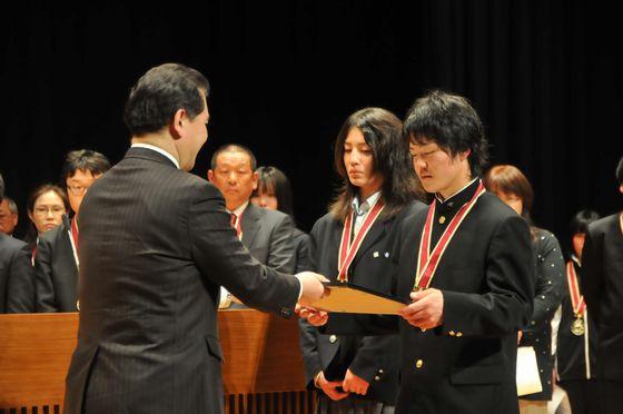 鈴木浩幸町長より賞詞が授与された清野嵩悠さんと清野嵩悠さんの写真